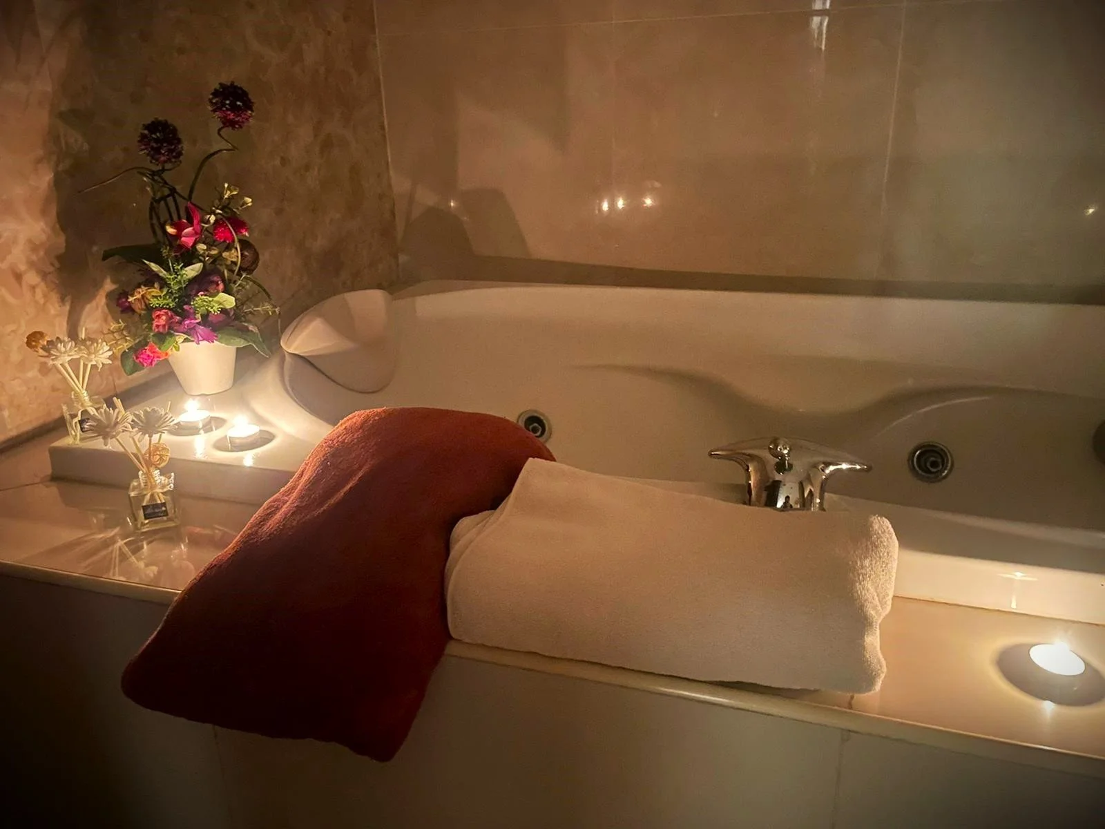 Spa jacuzzi in Amaranth Spa & Massage