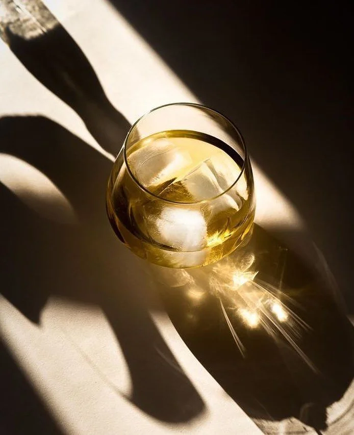 Brand identity for Salva. 

A bar tucked away in a narrow alley, where friends gather to savor craft cocktails and natural wine.