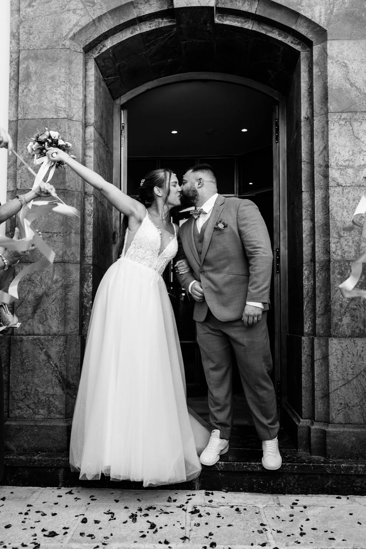 couple de mariés à la sortie de l'église, photographe mariage saint-tropez