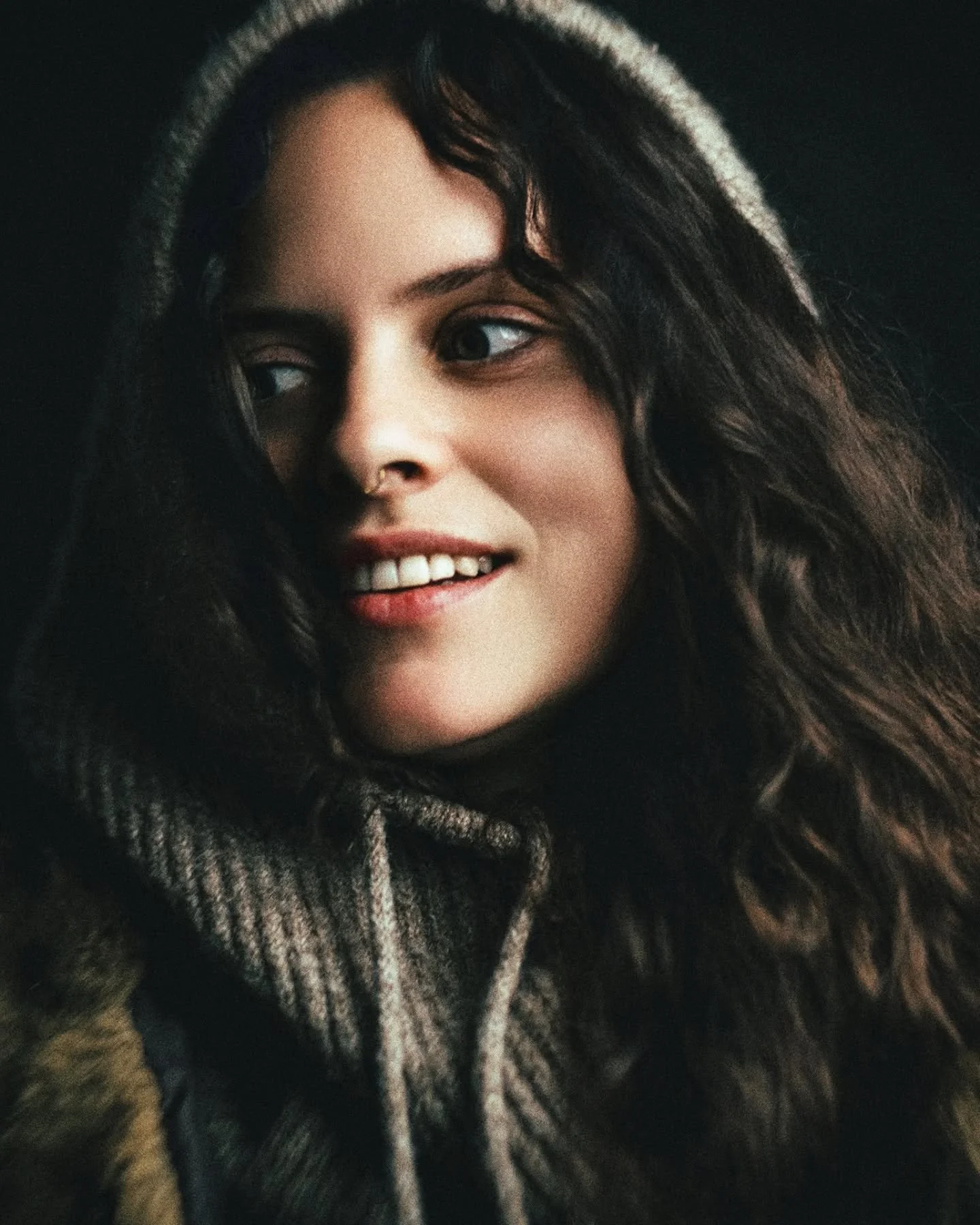 Entre deux souffles d'automne.

@celestewomen

#PortraitPhotography #WinterPortrait #EmotionsCaptur&eacute;es #PhotographieDePortrait #HiverEnLumi&egrave;re #PortraitMood #OutdoorPortrait #PhotographePortrait #WinterVibes #InstantMagique #BonnetStyle