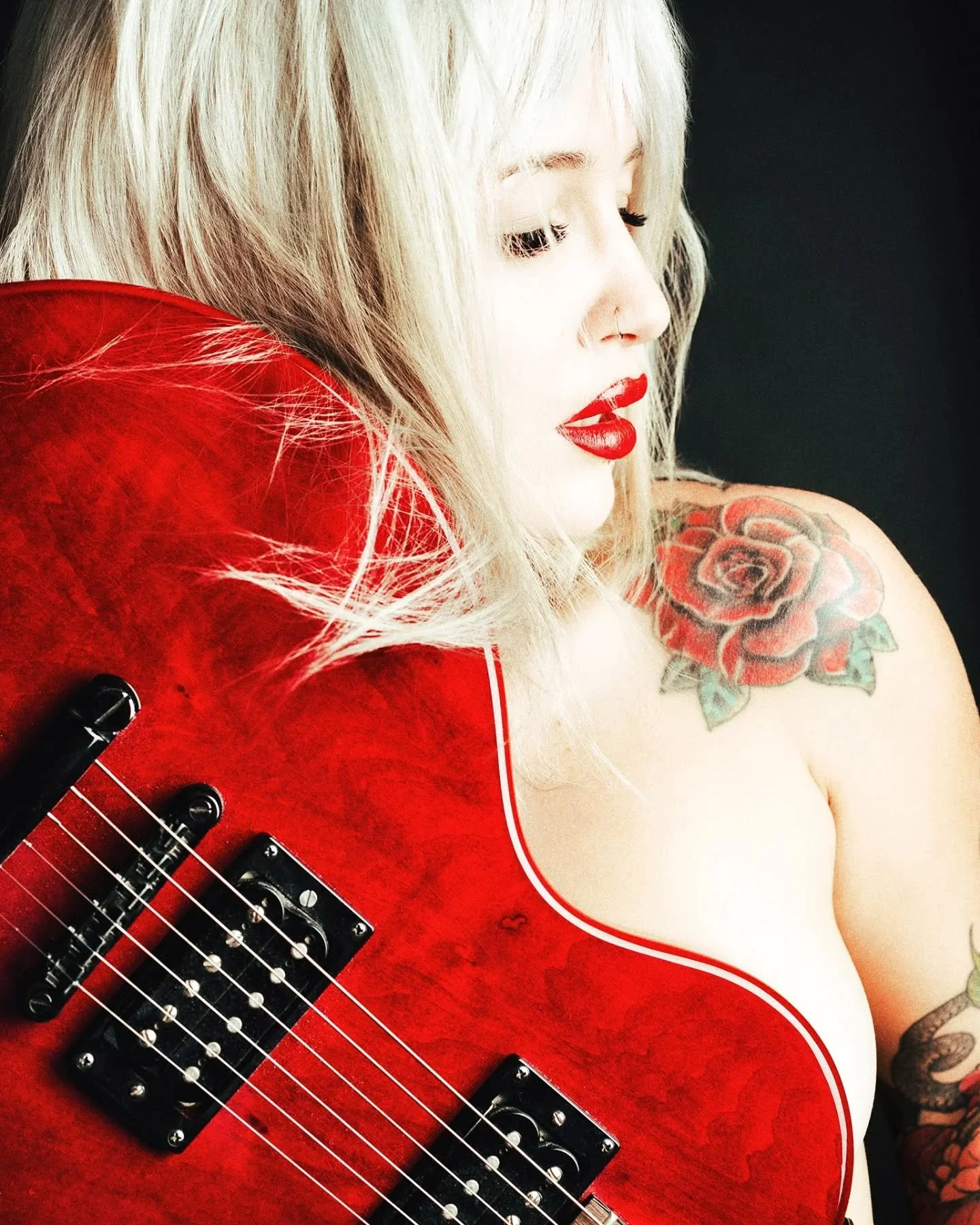 RED.
@johanarosaink

#blindtest #blonde #red #photography #photoshoot #guitar #gibson #grunge #model #studio #chezmoi #yannickfaurephotography