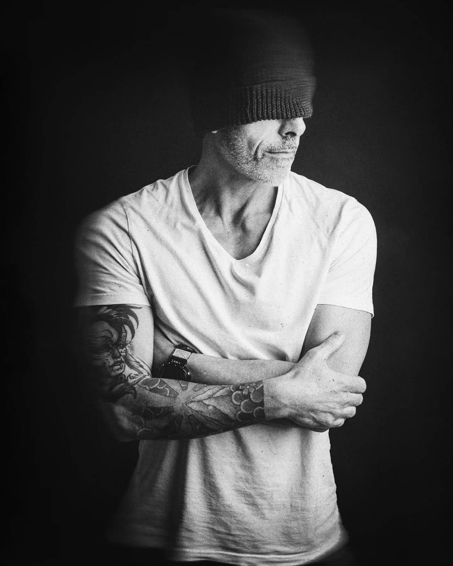 #autoportrait

Petit trip &eacute;go-centr&eacute; en ce jour particulier ou je prends une ann&eacute;e de plus.
Alors je me fais ce cadeau, un petit noir et blanc pour moi, encore aveugle &agrave; l&rsquo;id&eacute;e du temps qui passe.

Le noir et 