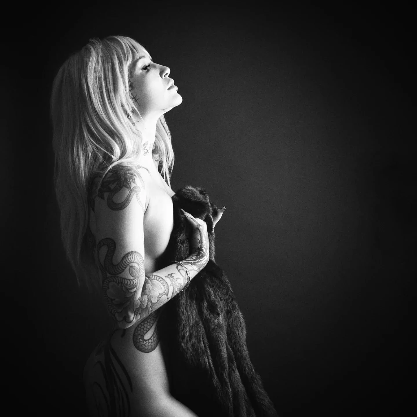 Elle se tient l&agrave;, drap&eacute;e dans l'ombre.
Pas de mensonges, juste de la peau, des tatouages comme des cicatrices, et cette lumi&egrave;re qui vient la caresser comme si elle s'excusait de tout le reste.. 
�Elle avait ce genre de sensualit&