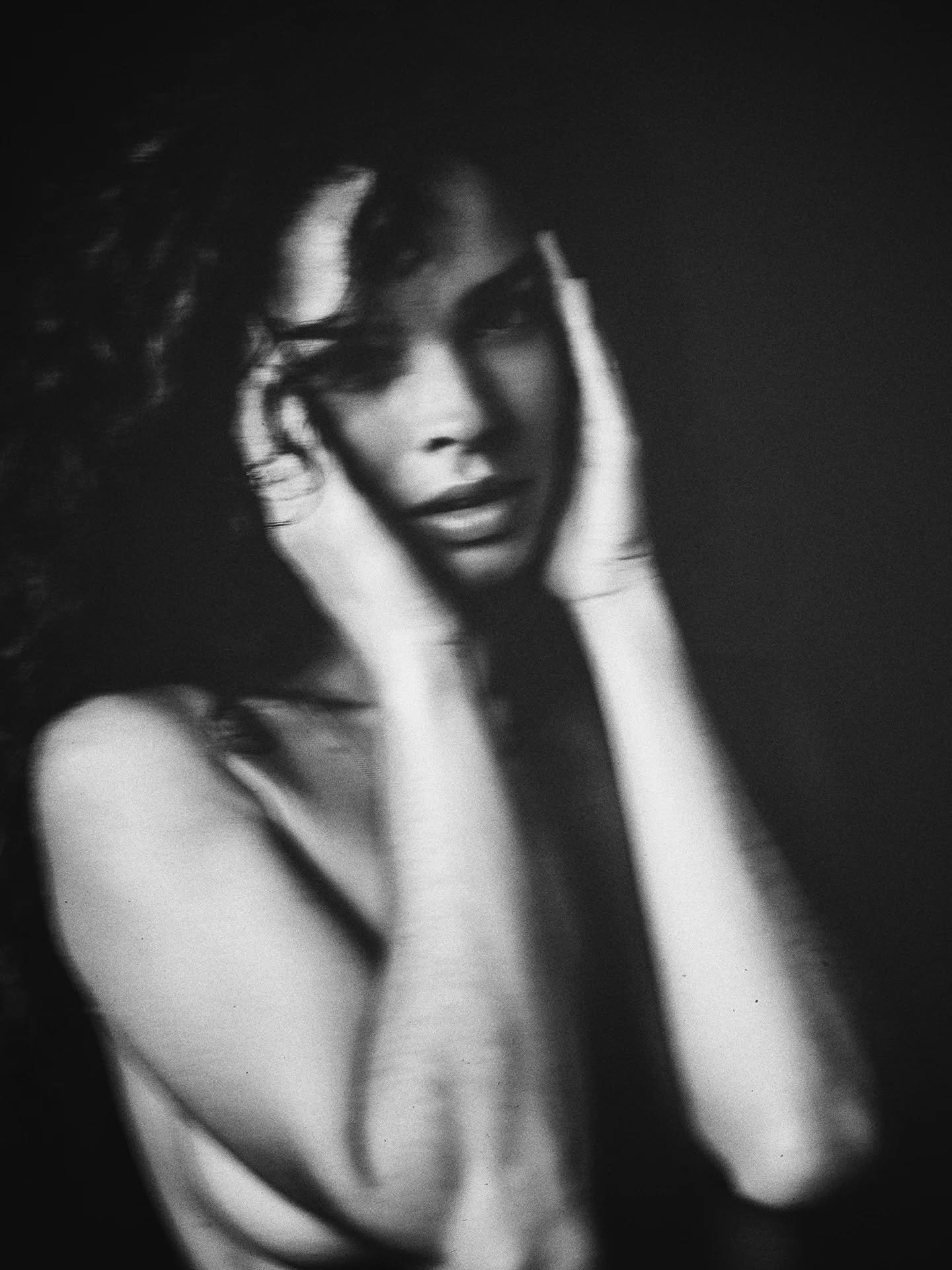 Portraits @mary_gallagerofficiel 

#portraits #photography  #blacksndwhitephotography #emotions #signature