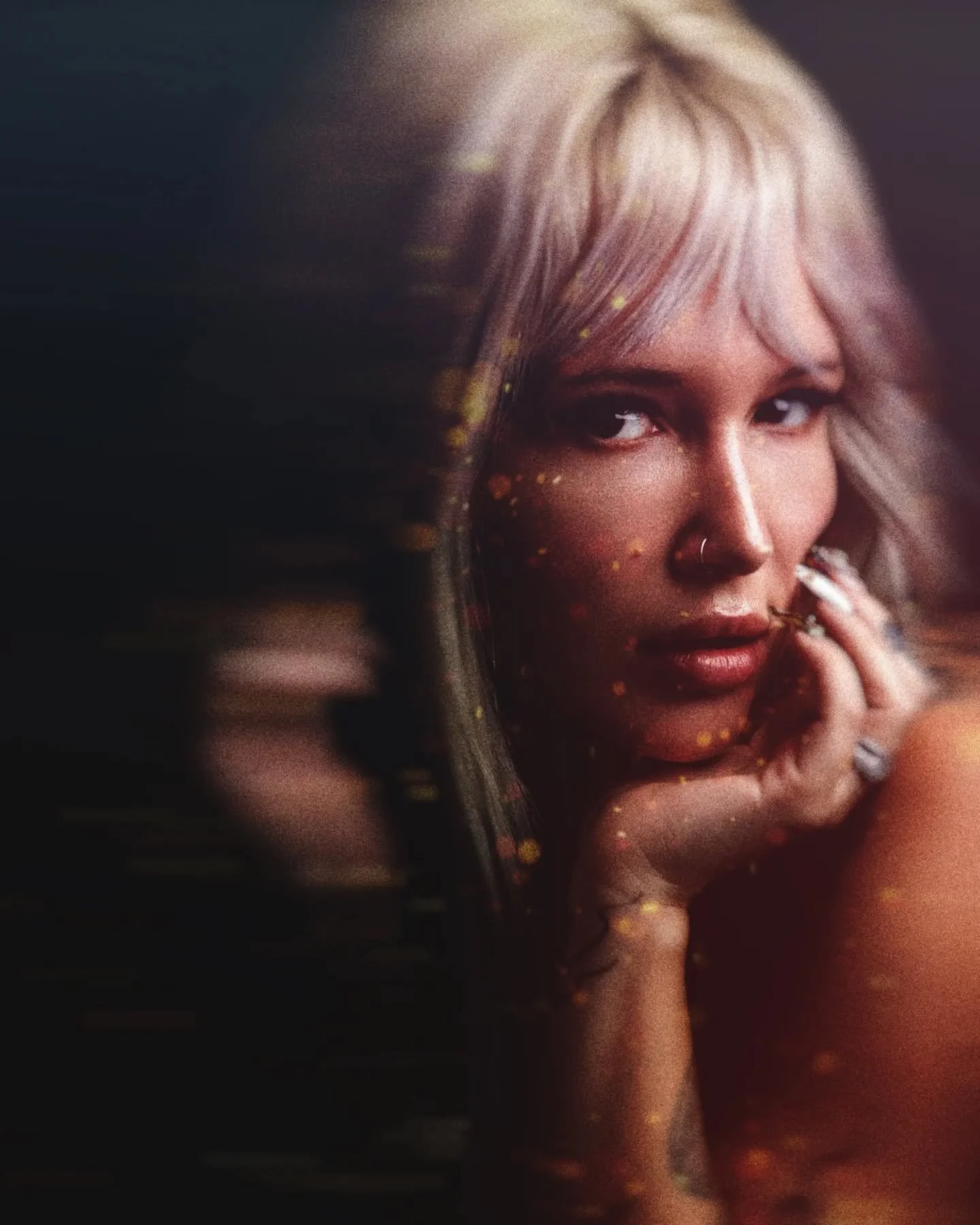 Quand la lumi&egrave;re danse et que le temps se fige.
@johanarosaink 

#portraitphoto #artisticphotography #movement #creative_portraits #visuals_motion yannickfaure_photographer