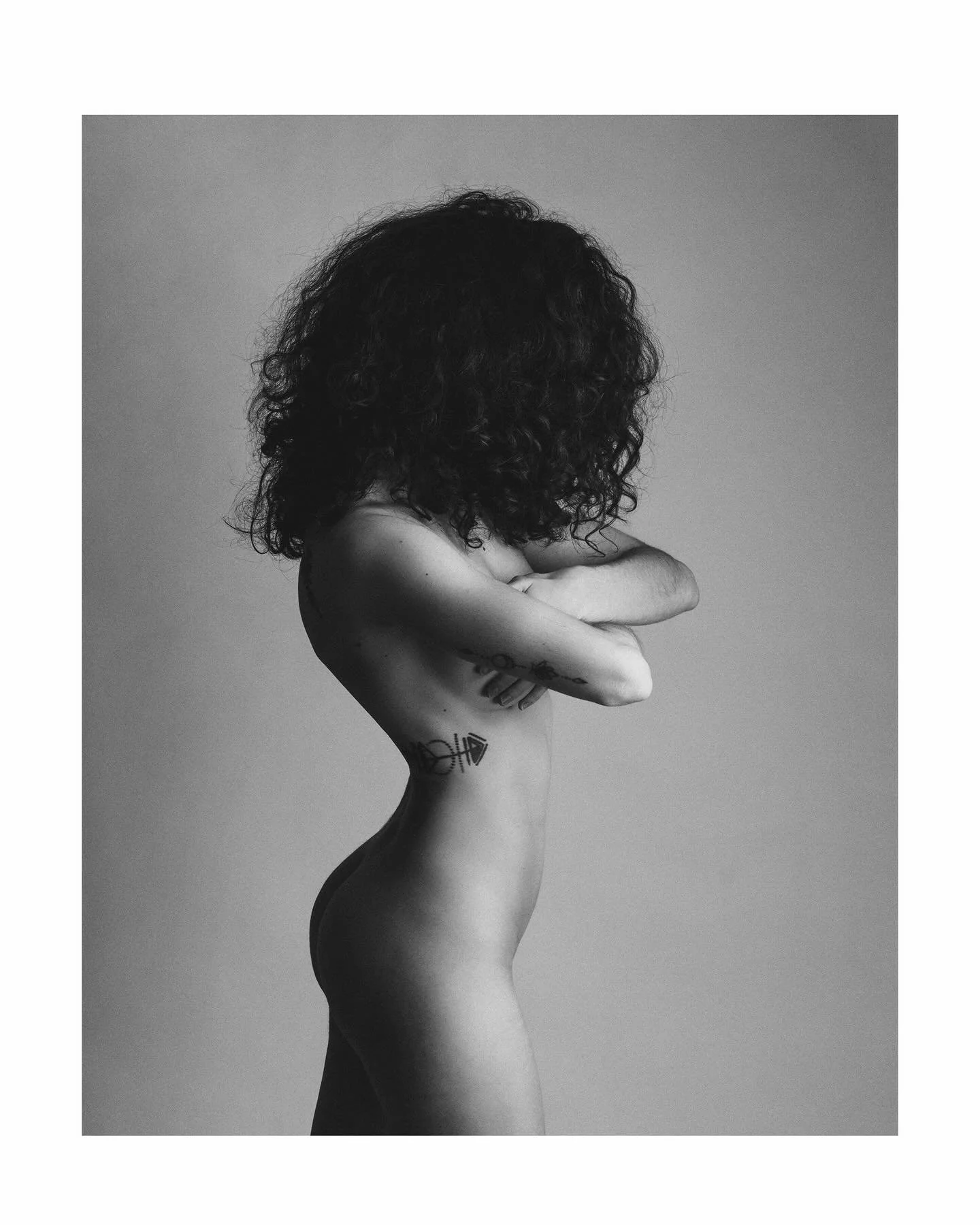 Un corps, une courbe, un silence.
Fine art photography avec @mary_gallagerofficiel 

Tirages &eacute;dition limit&eacute;s 30 exemplaires.

 #BlackAndWhitePhotography #FinArt #StudioPhotography #YannickFaure #photographie