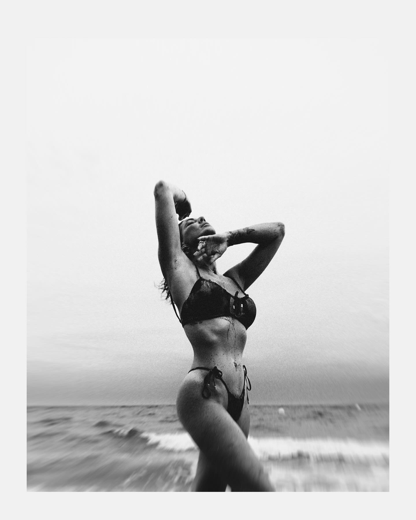 Stormy day.
@natacha.eventhostess 
@natachaloos 

#fineartphotography #blackandwhite #stormyday #artoftheday