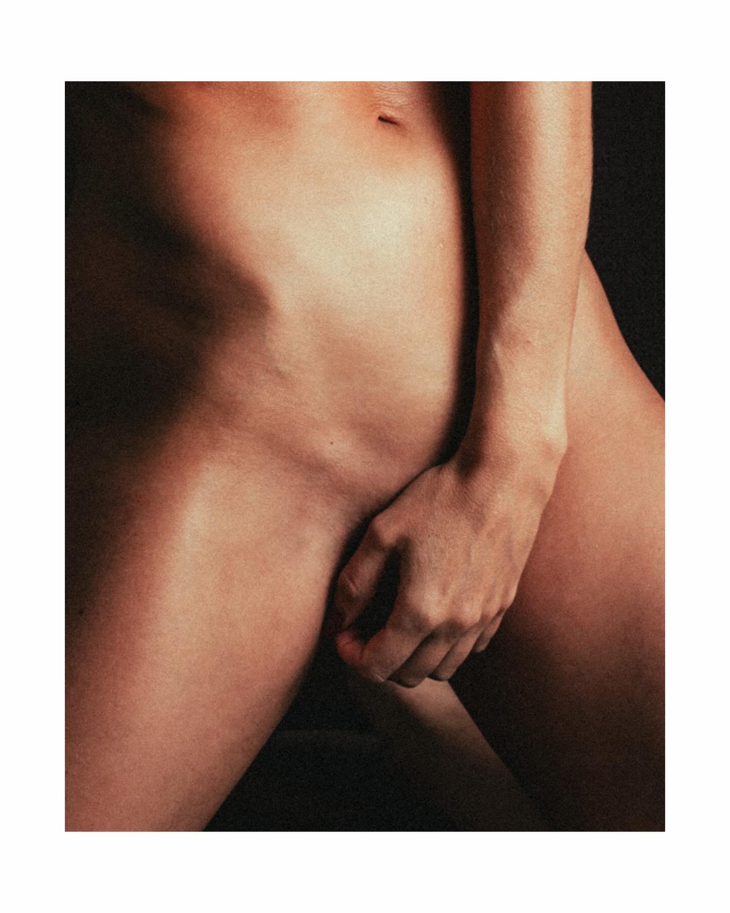 Le corps quitte sa dimension organique pour rejoindre la statuaire.
Une r&eacute;flexion visuelle sur la permanence des formes et l&rsquo;intemporalit&eacute; du nu dans l&rsquo;histoire de l&rsquo;art occidental.

Tirages fineart &eacute;dition limi