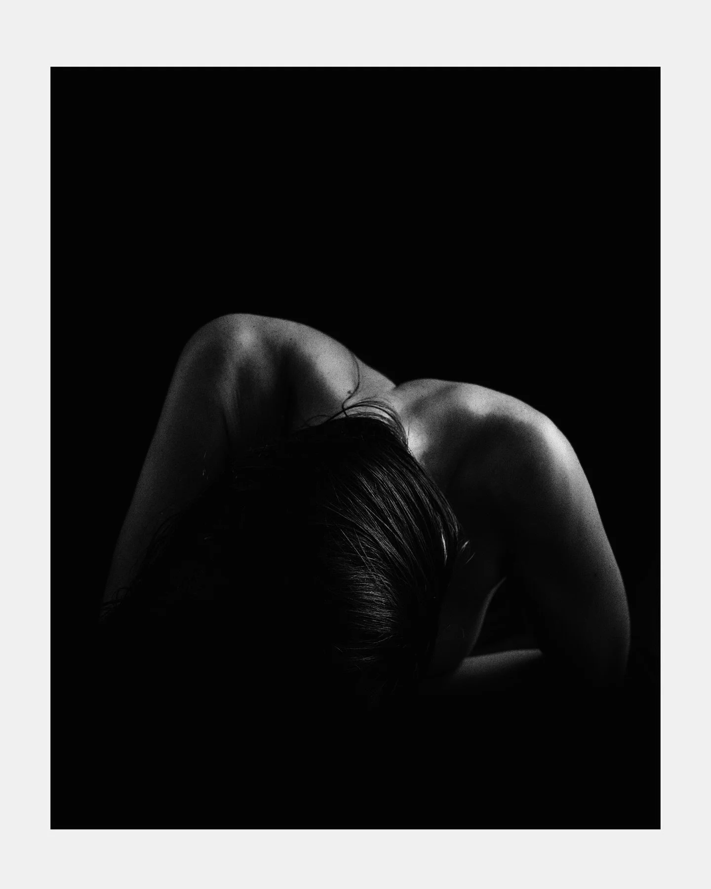 Un mouvement fig&eacute; qui continue de vibrer.
Po&eacute;sie brute, la peau devient paysage et le geste s&rsquo;&eacute;ternise. 

#PoesieBrute #PhotographieDeCorps #DetailShot #ArtPhotographique