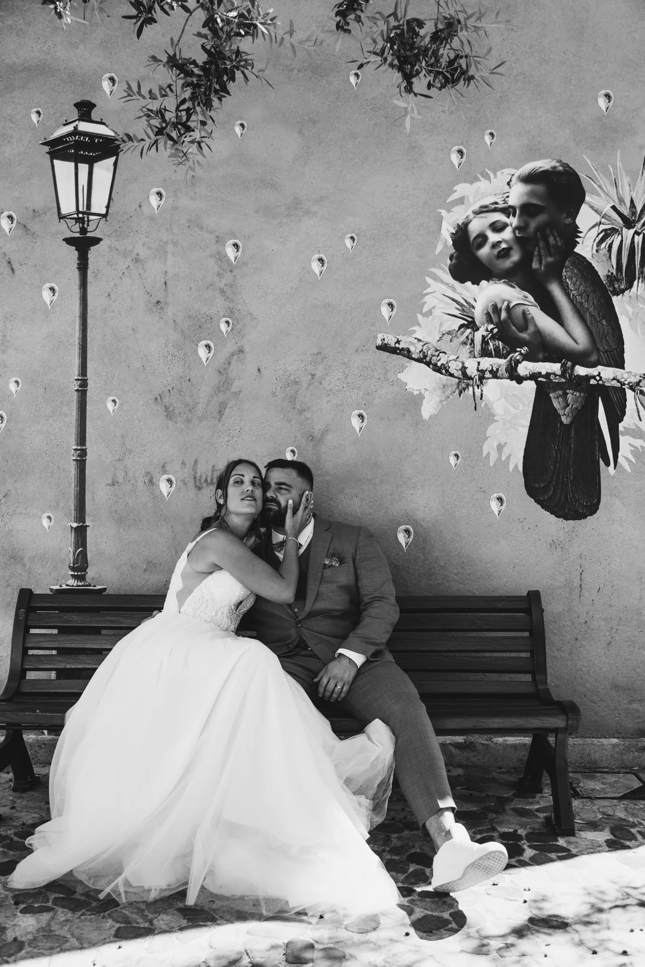 couple de mariés qui s'aiment sur un banc, village de grimaud, photographe mariage saint-tropez