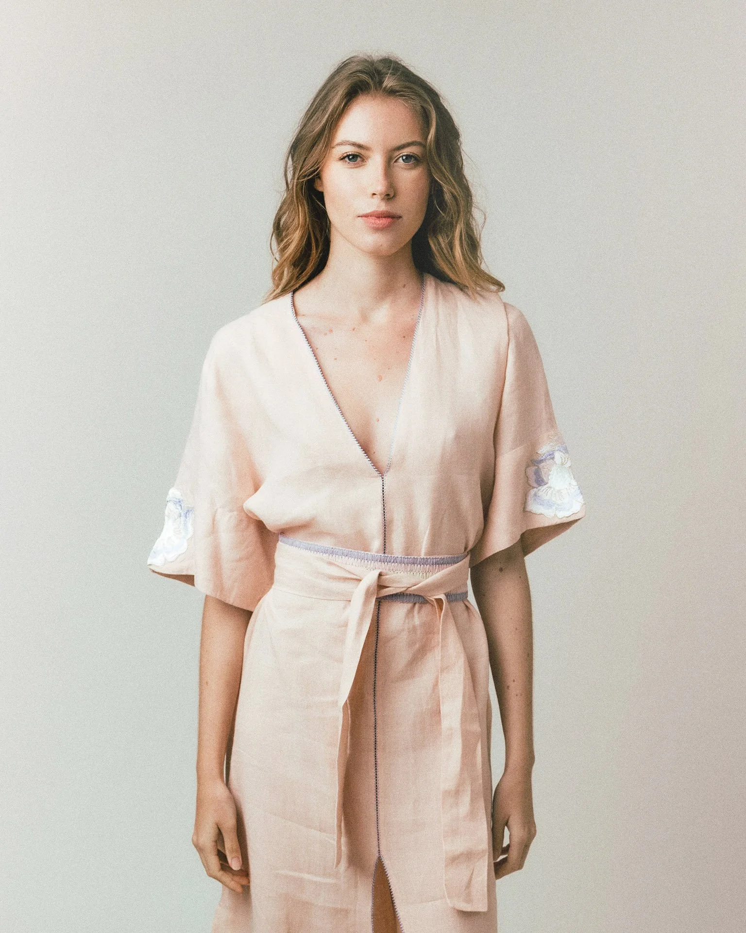 photographie de mode d'une mannequin portant un kimono