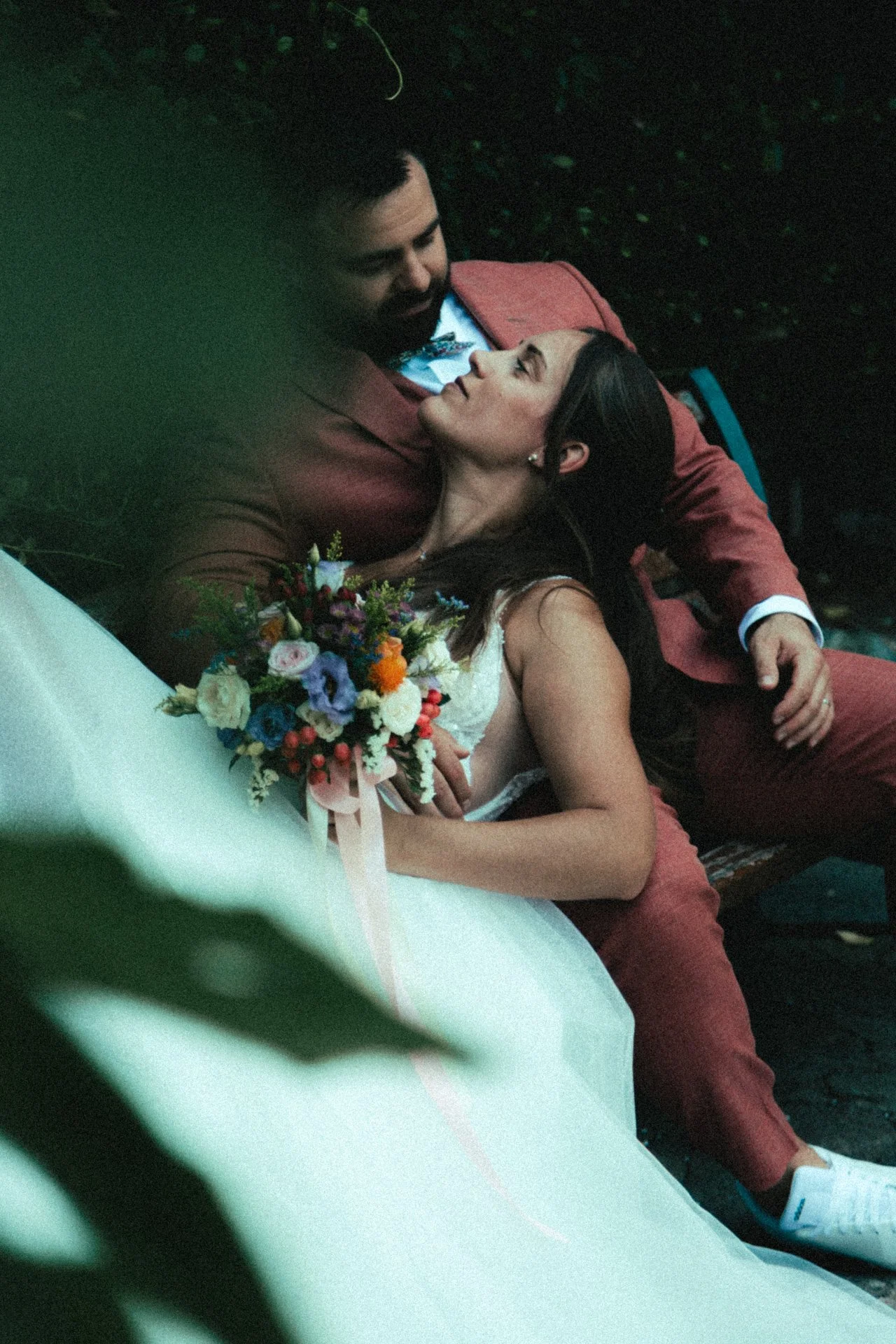 couple de mariés qui s'aiment sur un banc, village de grimaud, photographe mariage saint-tropez