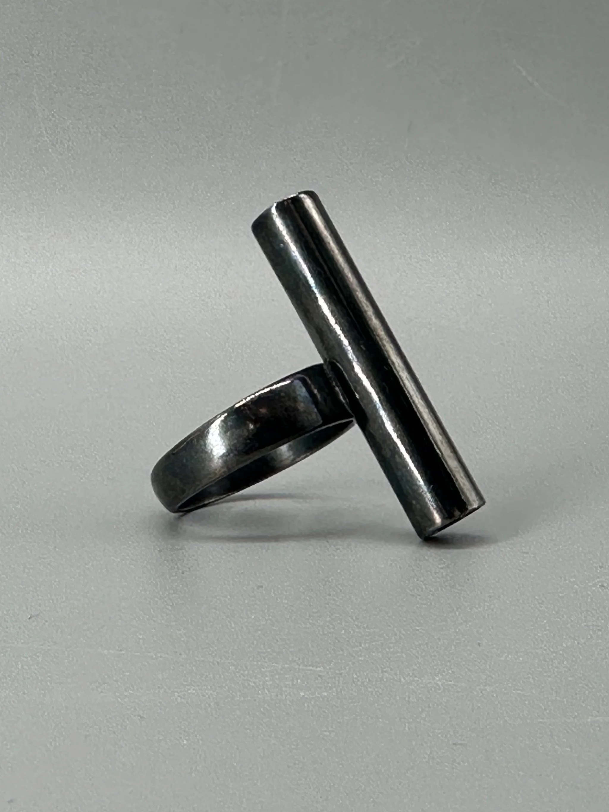 Anello Black Tube in argento al rutenio di HoAsen Jewelry.  Black Tube Ring in ruthenium-plated silver by HoAsen Jewelry.