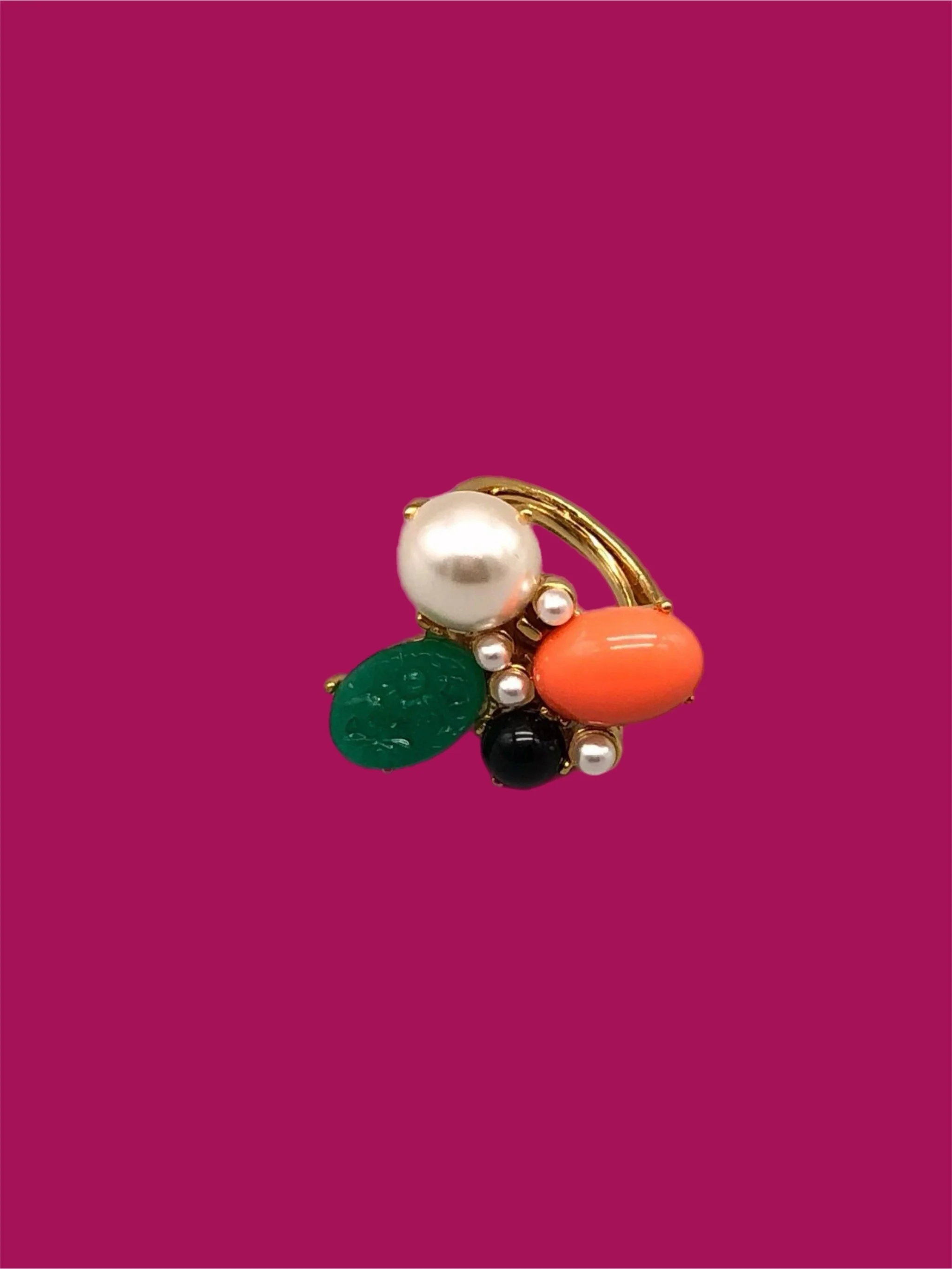Kenneth Jay Lane costume jewelry ring with pearl, coral-effect resin and green details, gold-tone multicolored ring, Crepundia Gioielli Bologna