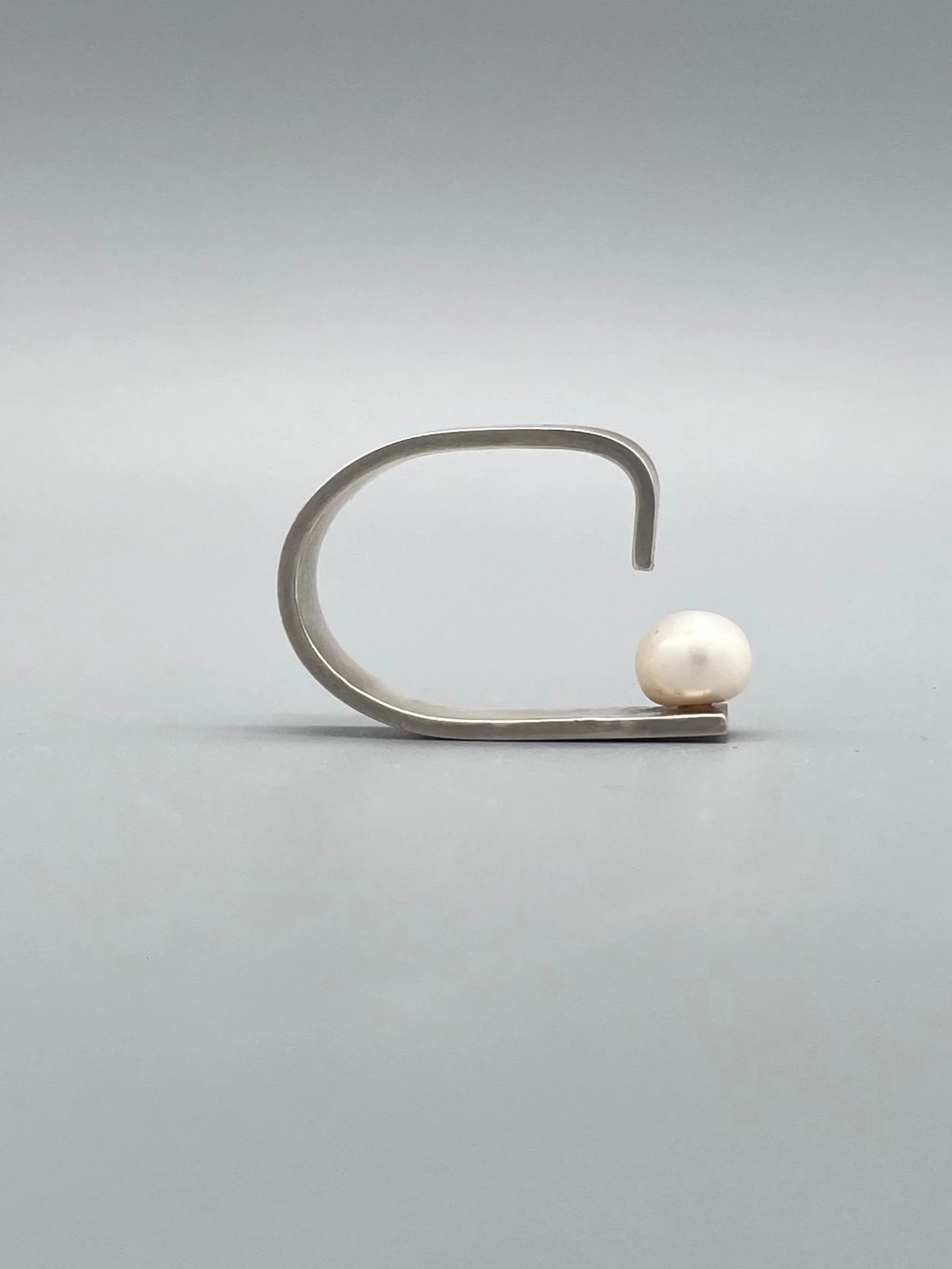 Liz Huberman per Crepundia Gioielli. Anello Clave Perla