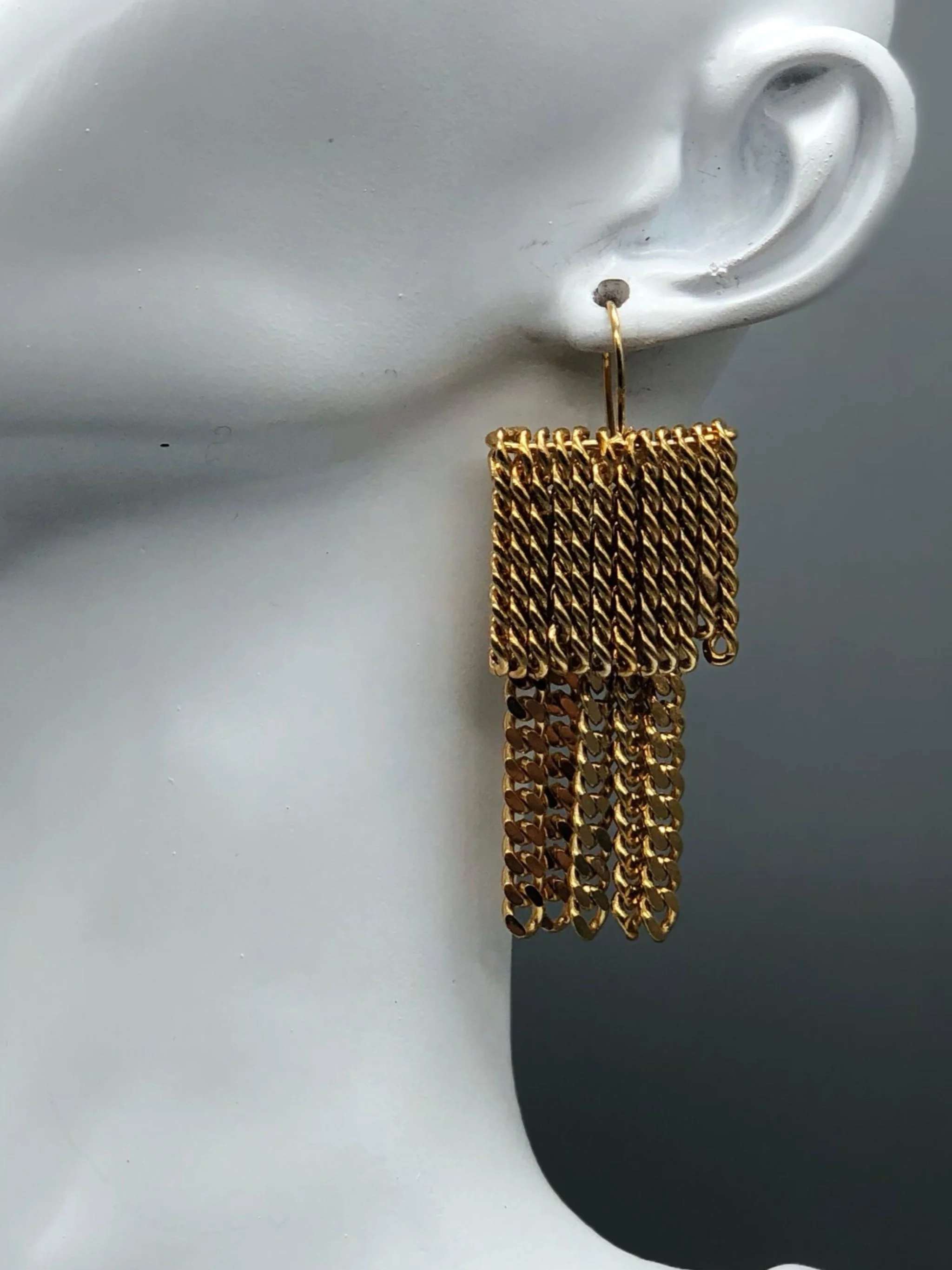 Orecchini Penteados ottone dorato oro giallo 18 carati design a catene intrecciate Crepundia Gioielli — Crepundia Bologna indossati su busto dettaglio movimento