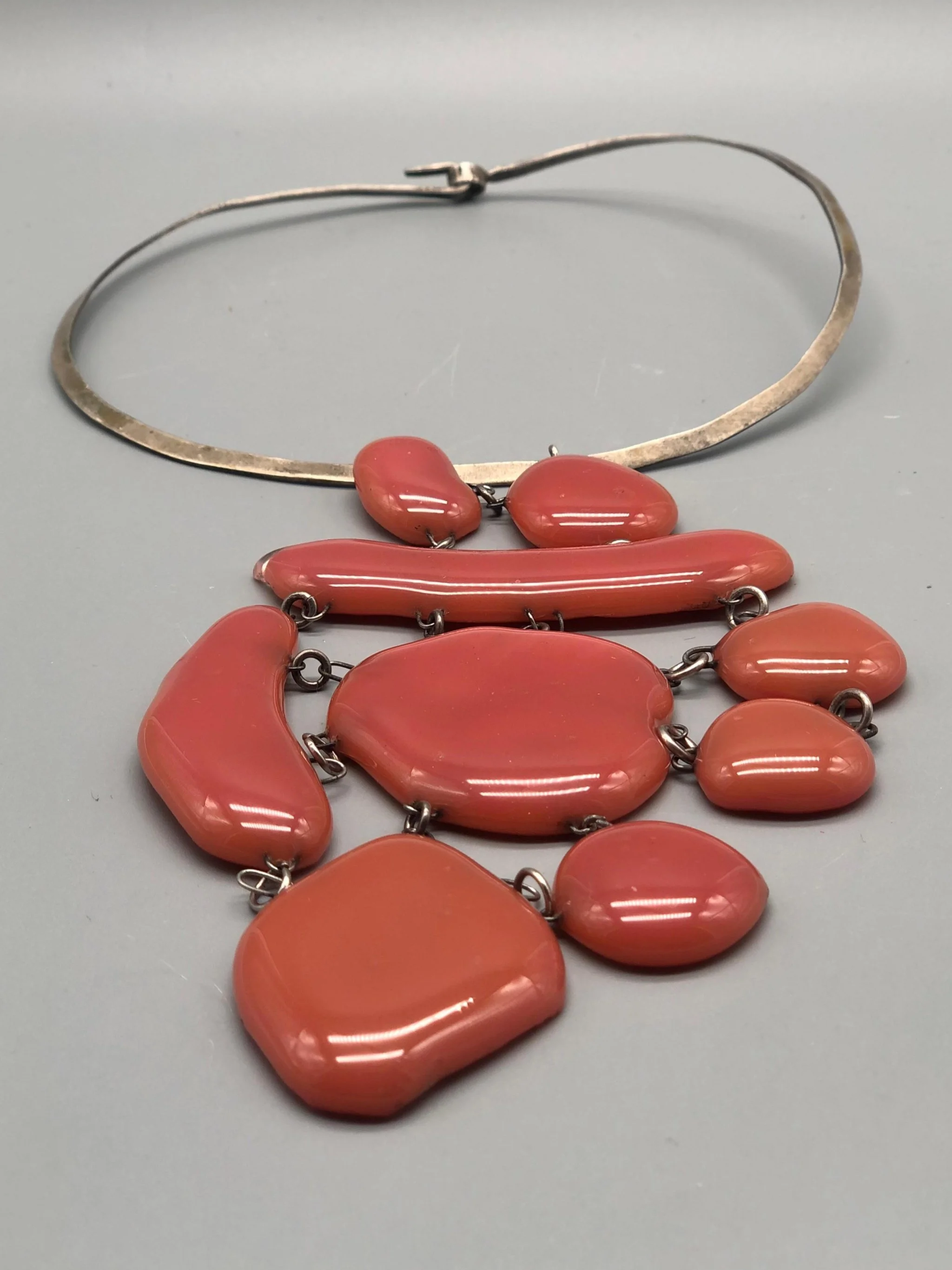 Manumara rigid Bullseye precious glass and silver necklace for Crepundia Gioielli Bologna. / Collana rigida Manumara in vetro prezioso Bullseye e argento per Crepundia Gioielli Bologna.
