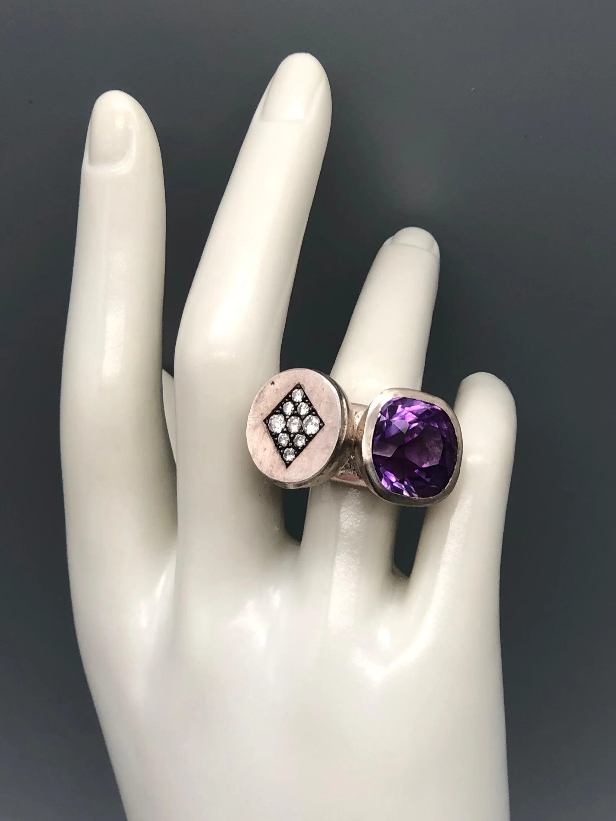 Anello Diálogo di Raimondi in argento con ametista taglio antico e nove diamanti.  Diálogo ring by Raimondi in silver with antique-cut amethyst and nine diamonds.
