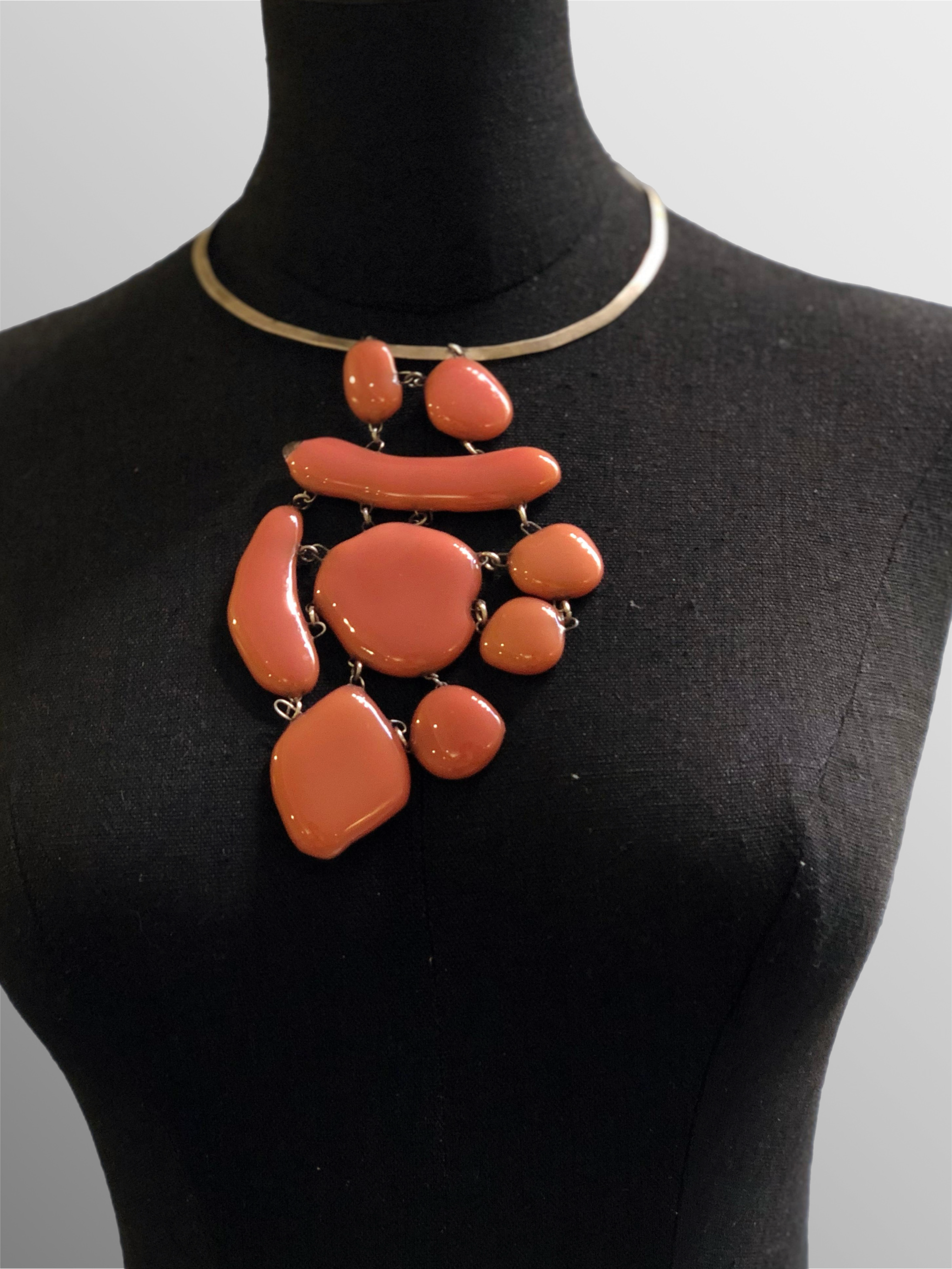 Manumara rigid Bullseye precious glass and silver necklace for Crepundia Gioielli Bologna. / Collana rigida Manumara in vetro prezioso Bullseye e argento per Crepundia Gioielli Bologna.