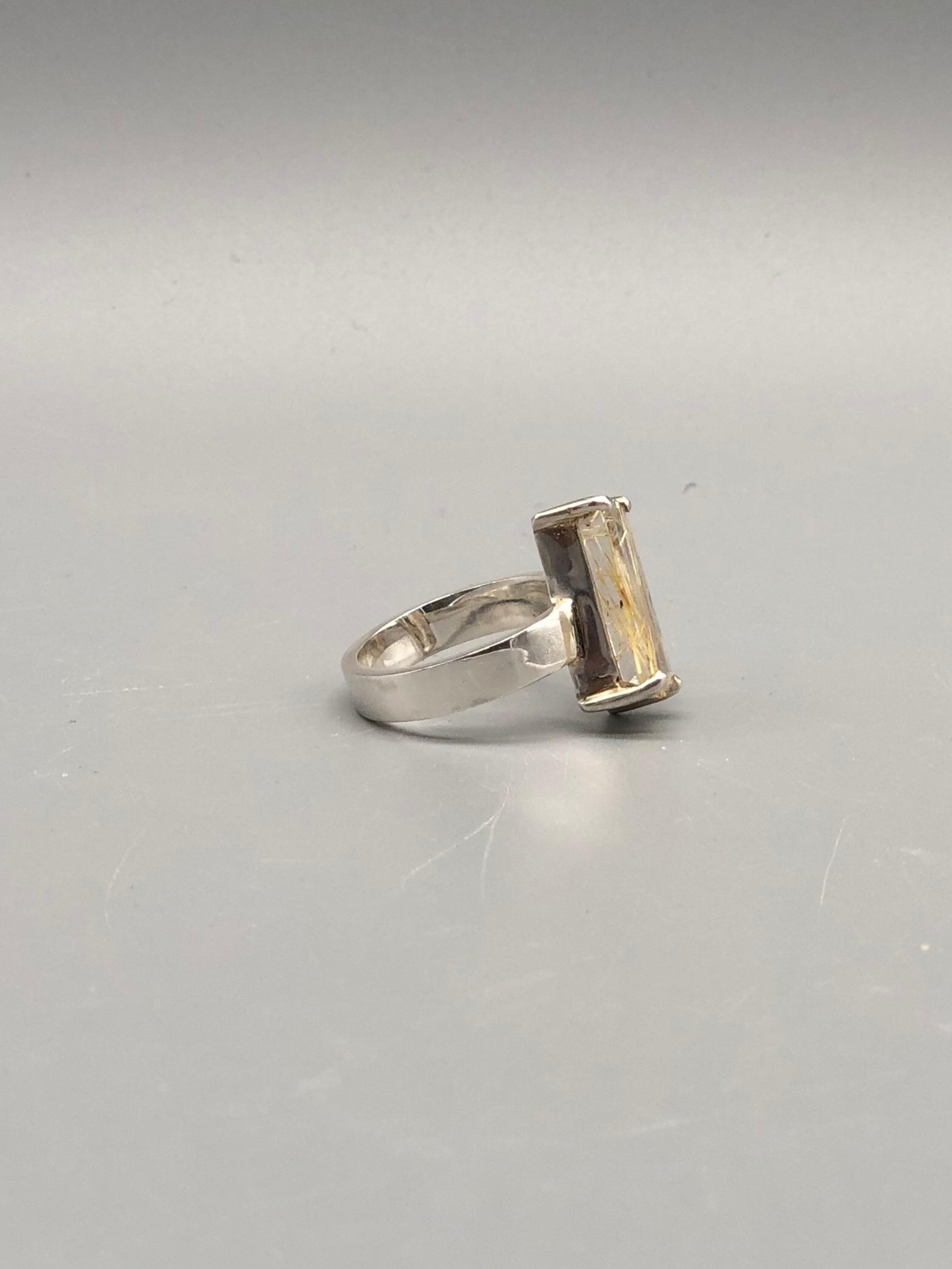 Rutilated quartz ring in sterling silver by Ariadna Segafredo for Crepundia Gioielli