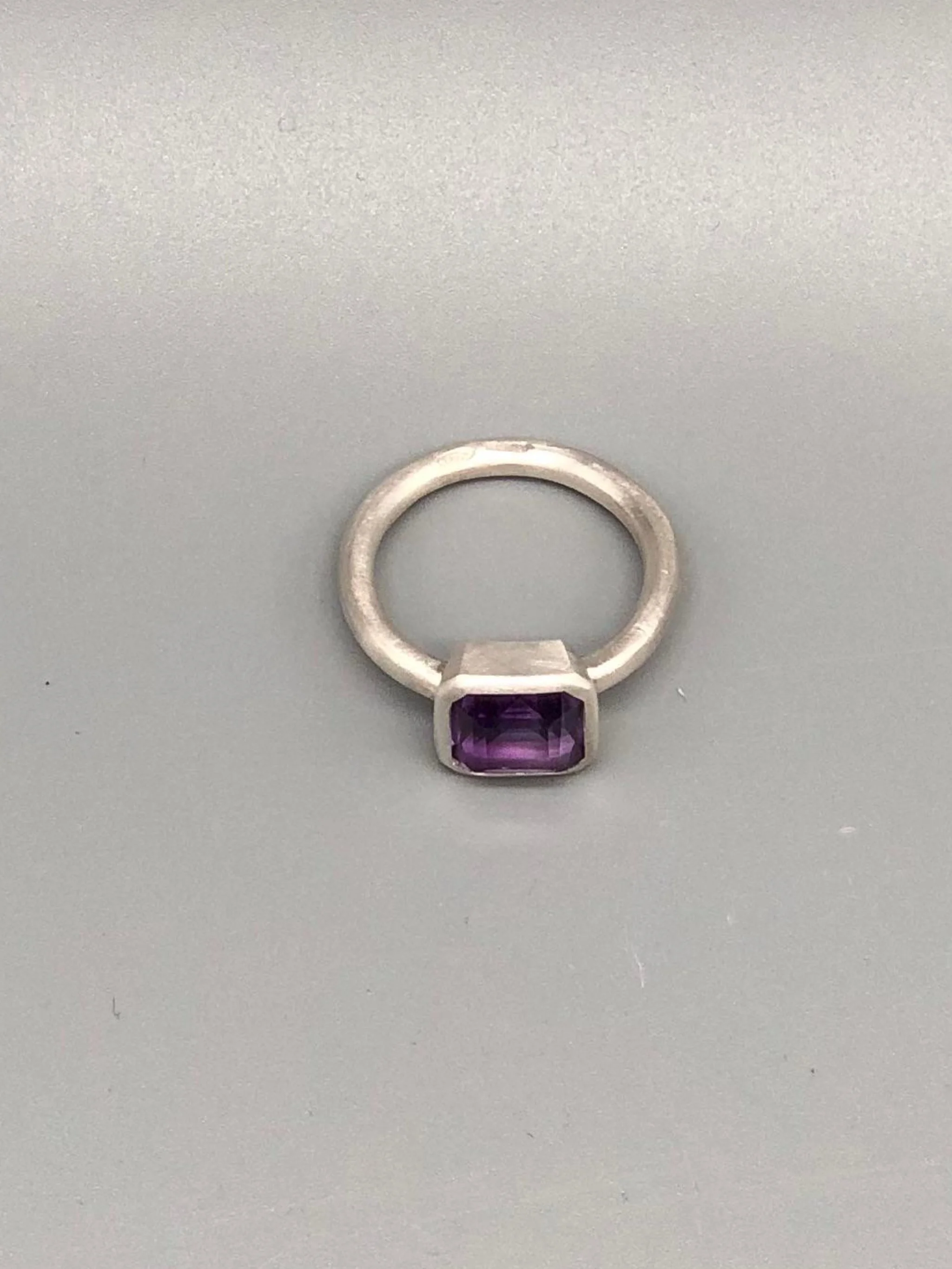 Purple in White ring in matte sterling silver with amethyst quartz, contemporary ring Crepundia Gioielli Bologna
