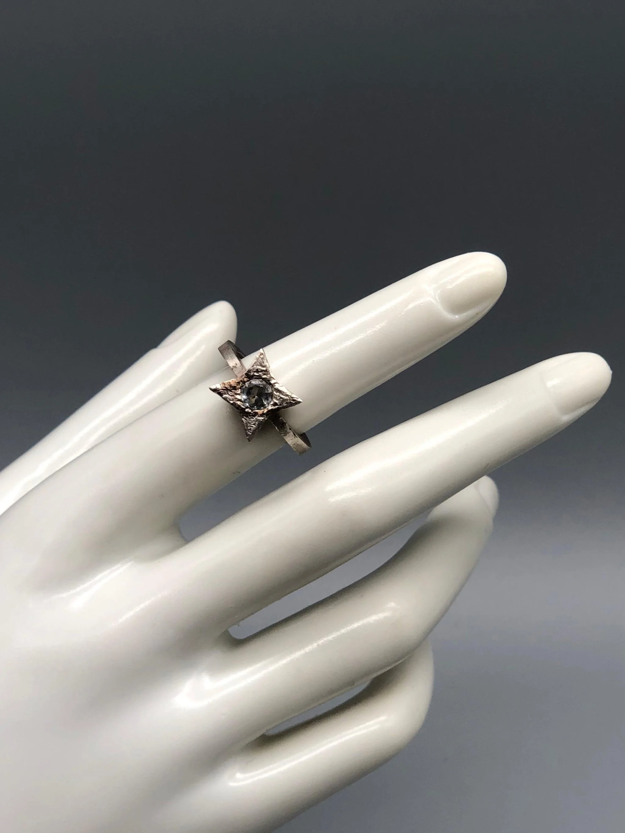 Contemporah Stars rings in sterling silver with faceted stones. Sculptural contemporary rings available at Crepundia Gioielli Bologna.