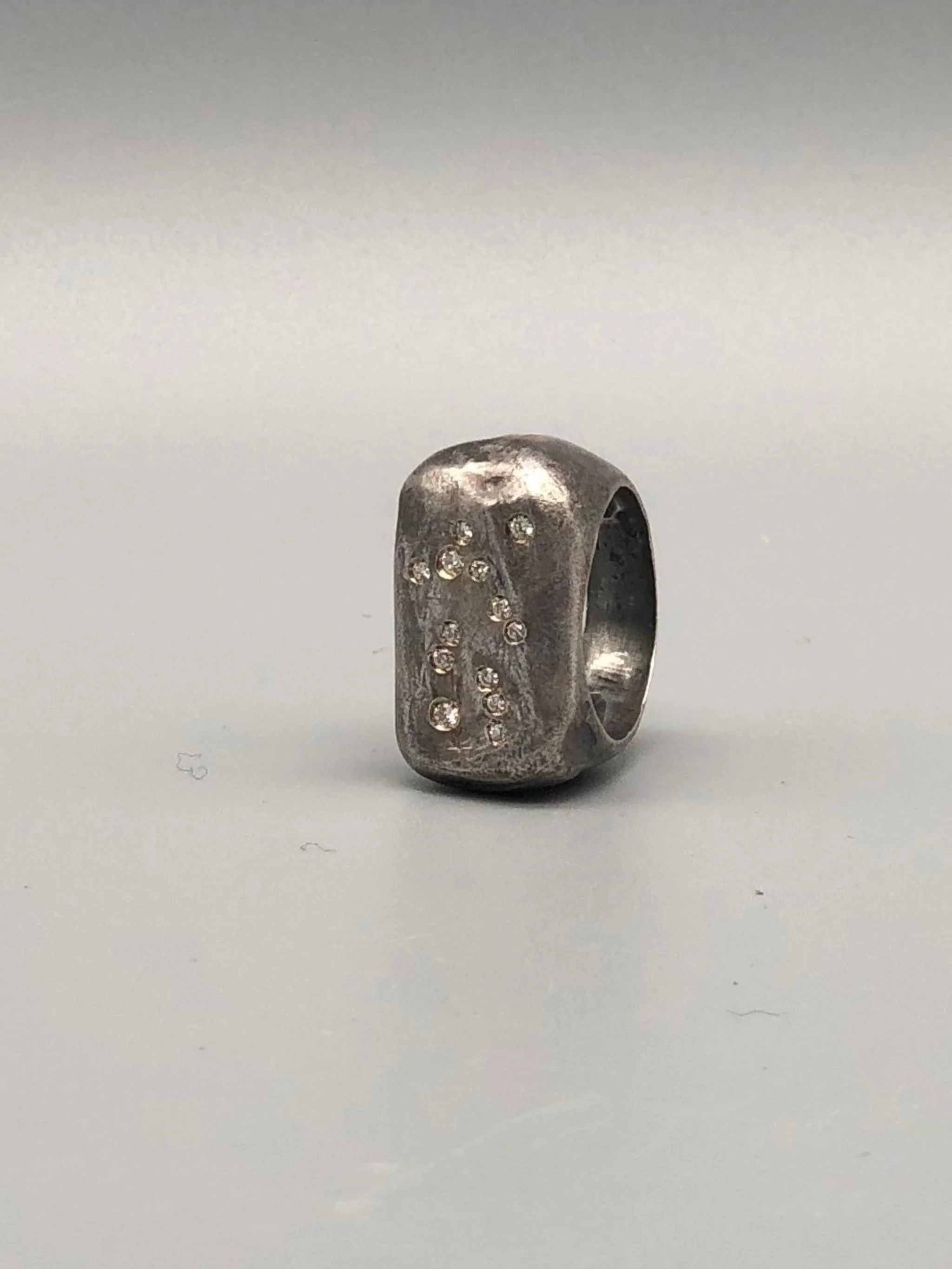 Echo ring in semi-burnished 925 sterling silver with diamonds — Crepundia Gioielli Bologna