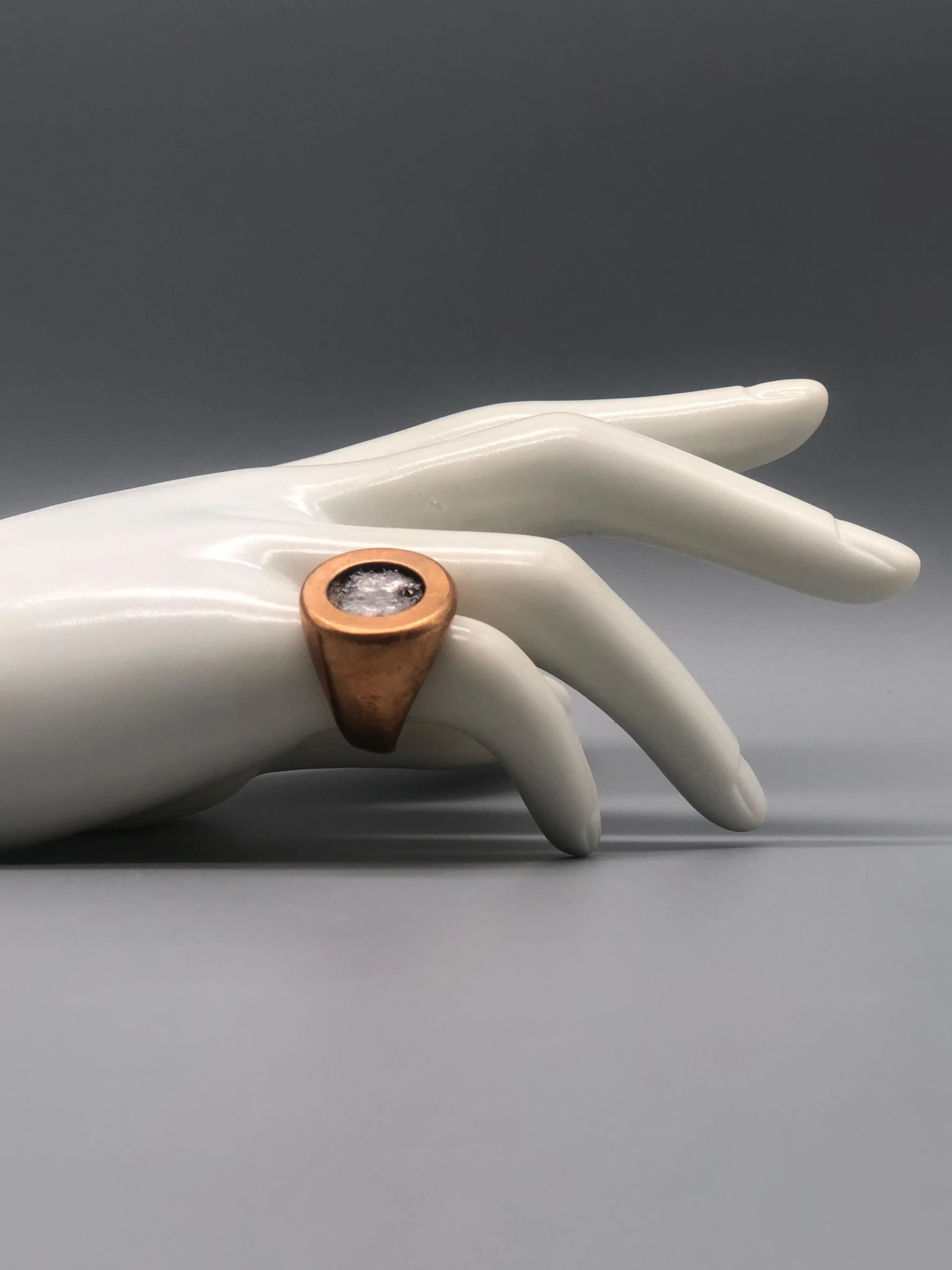 Anello M2 in bronzo con stagno e marcassite indossato Padma Crepundia Gioielli — Crepundia Bologna bronze ring with tin and marcasite worn contemporary jewelry design