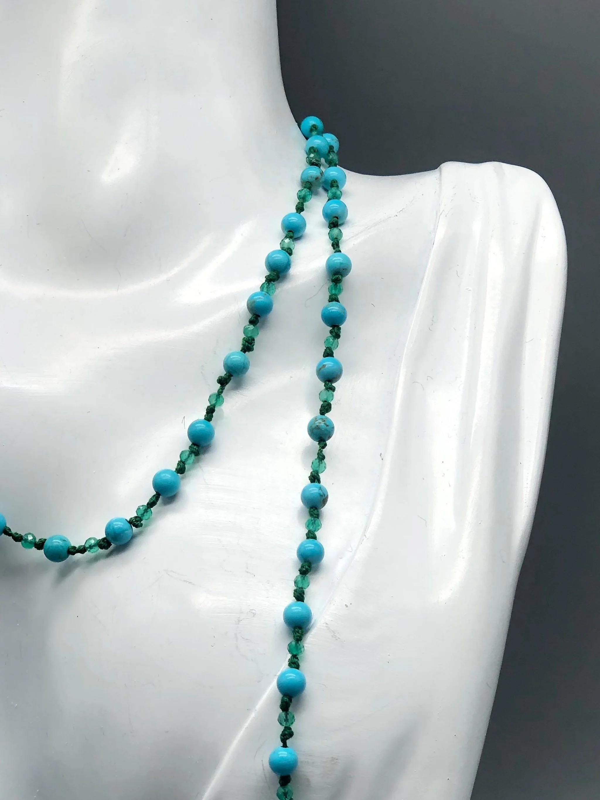 Summer necklace in turquoise and aventurine with green cotton thread. Crepundia Gioielli Bologna.