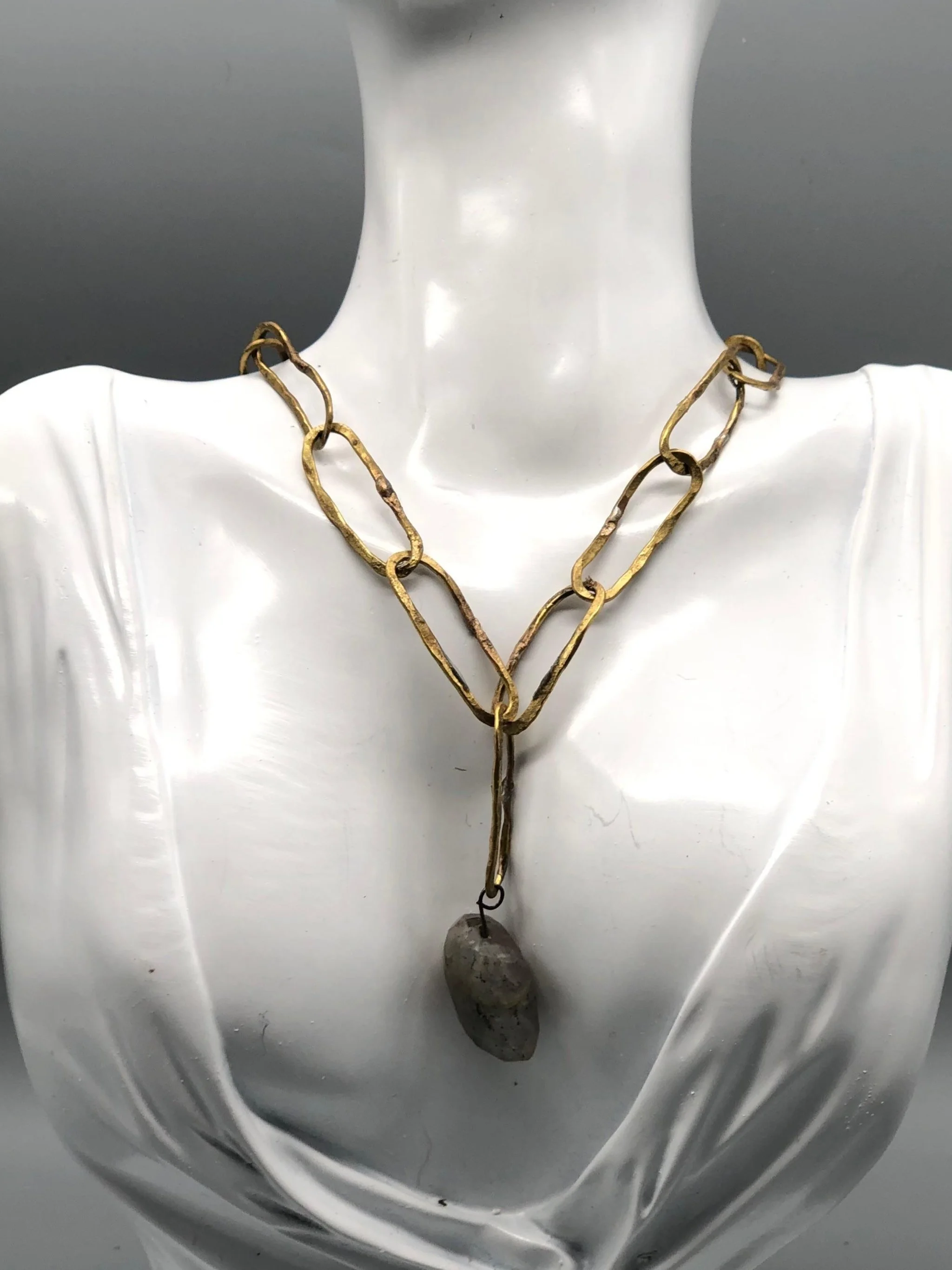 Collana Grey Outline di Claudia Cuzzeri in ottone opaco con maglie irregolari e quarzo grigio sfaccettato.