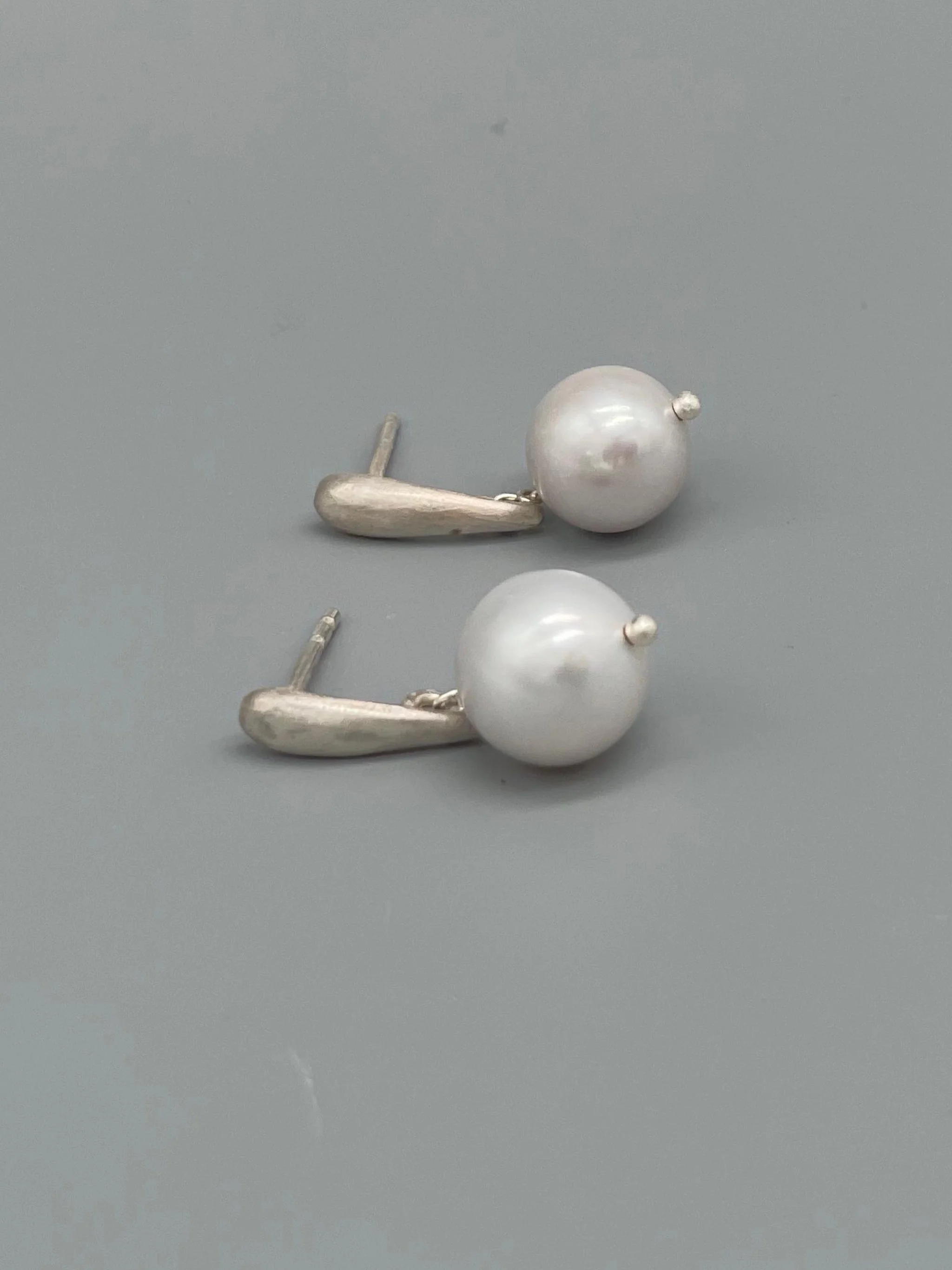 White Pearl Drops Crepundia in argento con perle bianche, design contemporaneo.