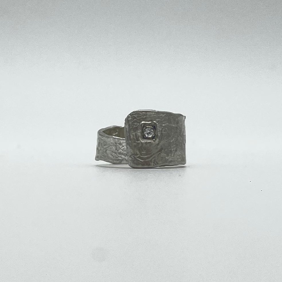 Anello Wilda in argento con diamante Crepundia Gioielli, design materico ed essenziale.