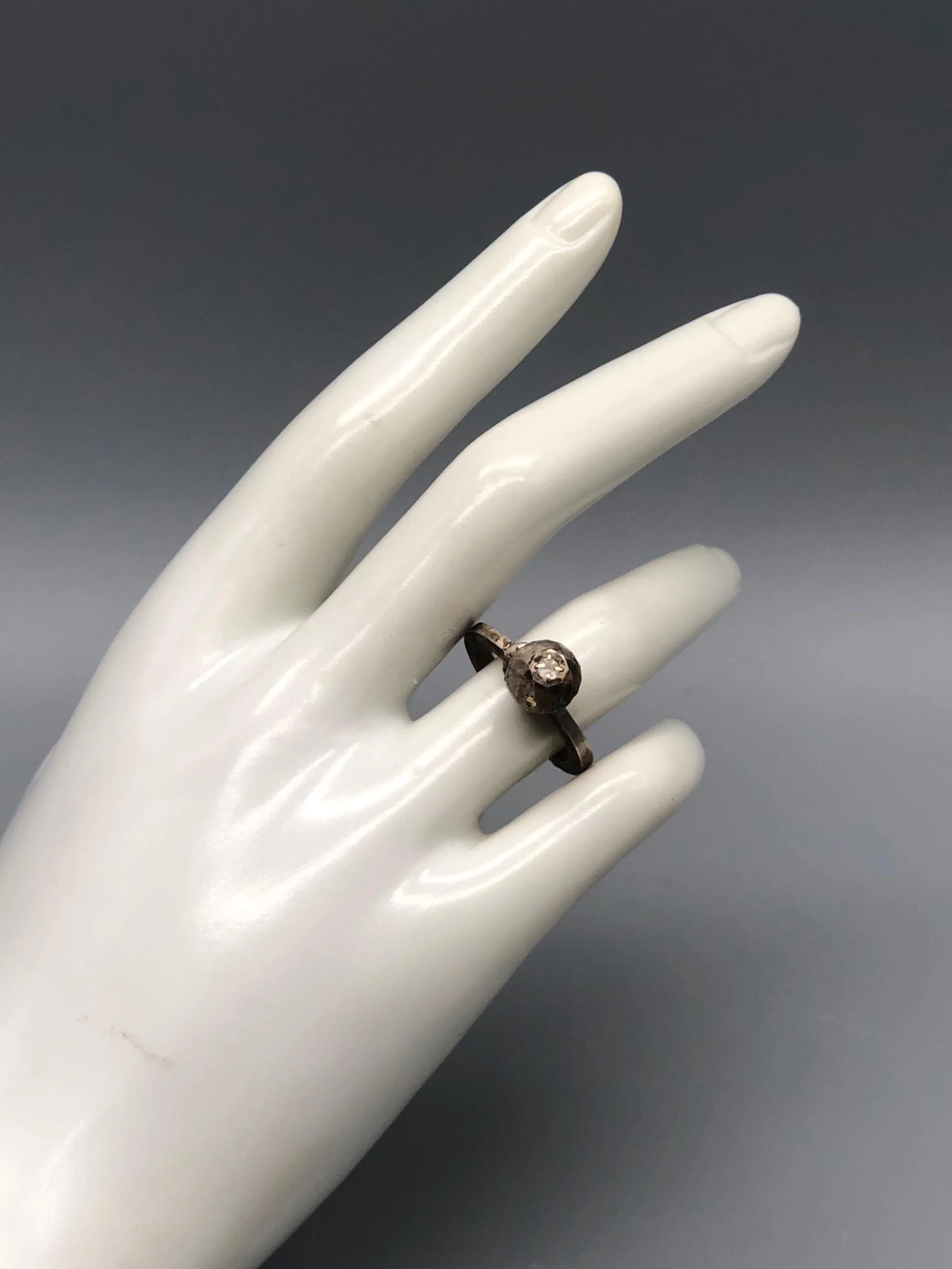 Contemporah Diamonds ring in oxidized 925 grey sterling silver with chromediopside, moonstone and Swarovski details. Contemporary sculptural ring photographed at Crepundia Gioielli Bologna.
