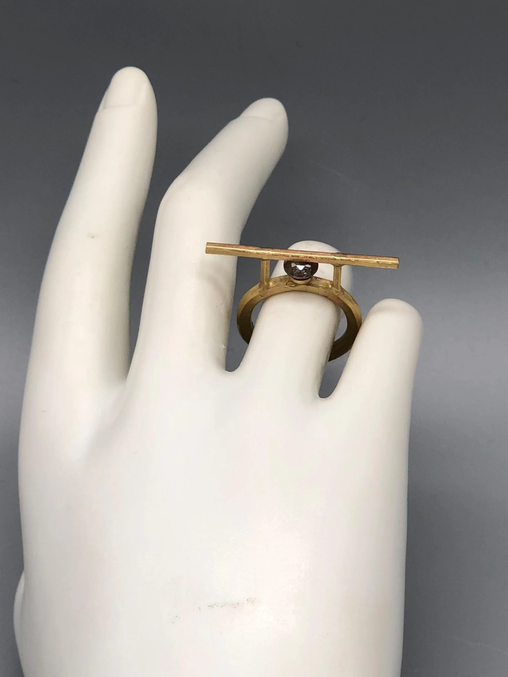Marco Mangàni Barra Ring with grey diamond in matte 18k gold – Crepundia Gioielli Bologna