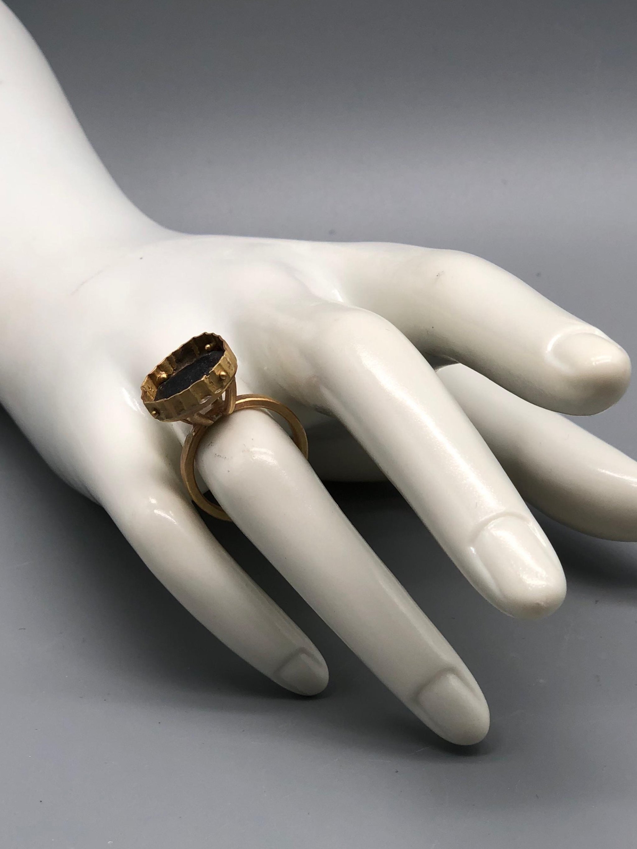 Marco Mangàni per Crepundia Gioielli Bologna. Anello in oro e diamante grezzo