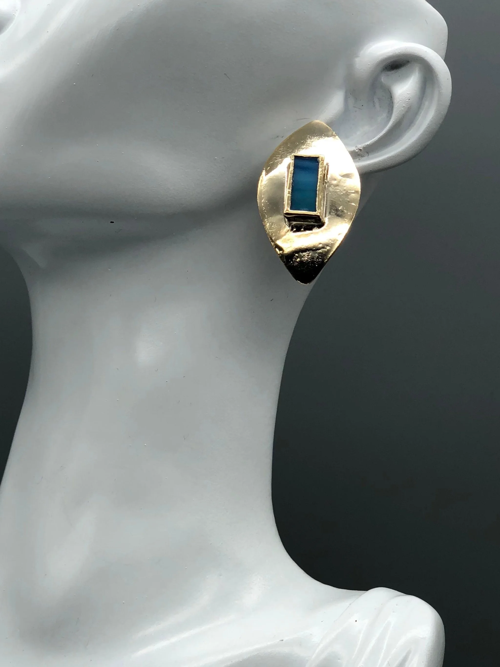 Blue Murano glass earrings in gold-tone brass by Anni Luce for Crepundia Gioielli Bologna, sculptural oval shape with rectangular glass insert