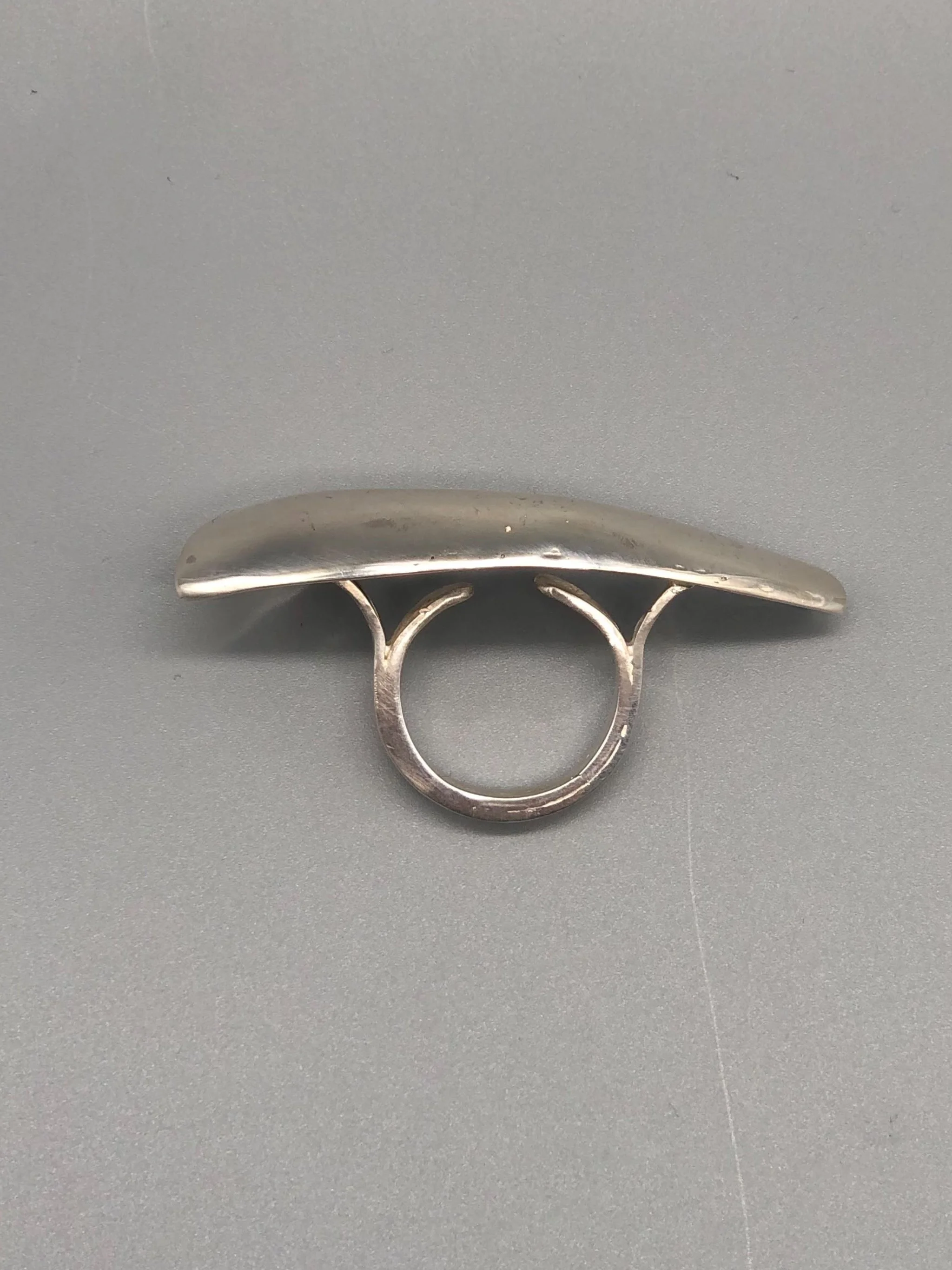 Anello Zanna di Ariadna Segafredo in argento, dalla forma organica e scultorea. Zanna sterling silver ring by Ariadna Segafredo, with an organic, sculptural form.