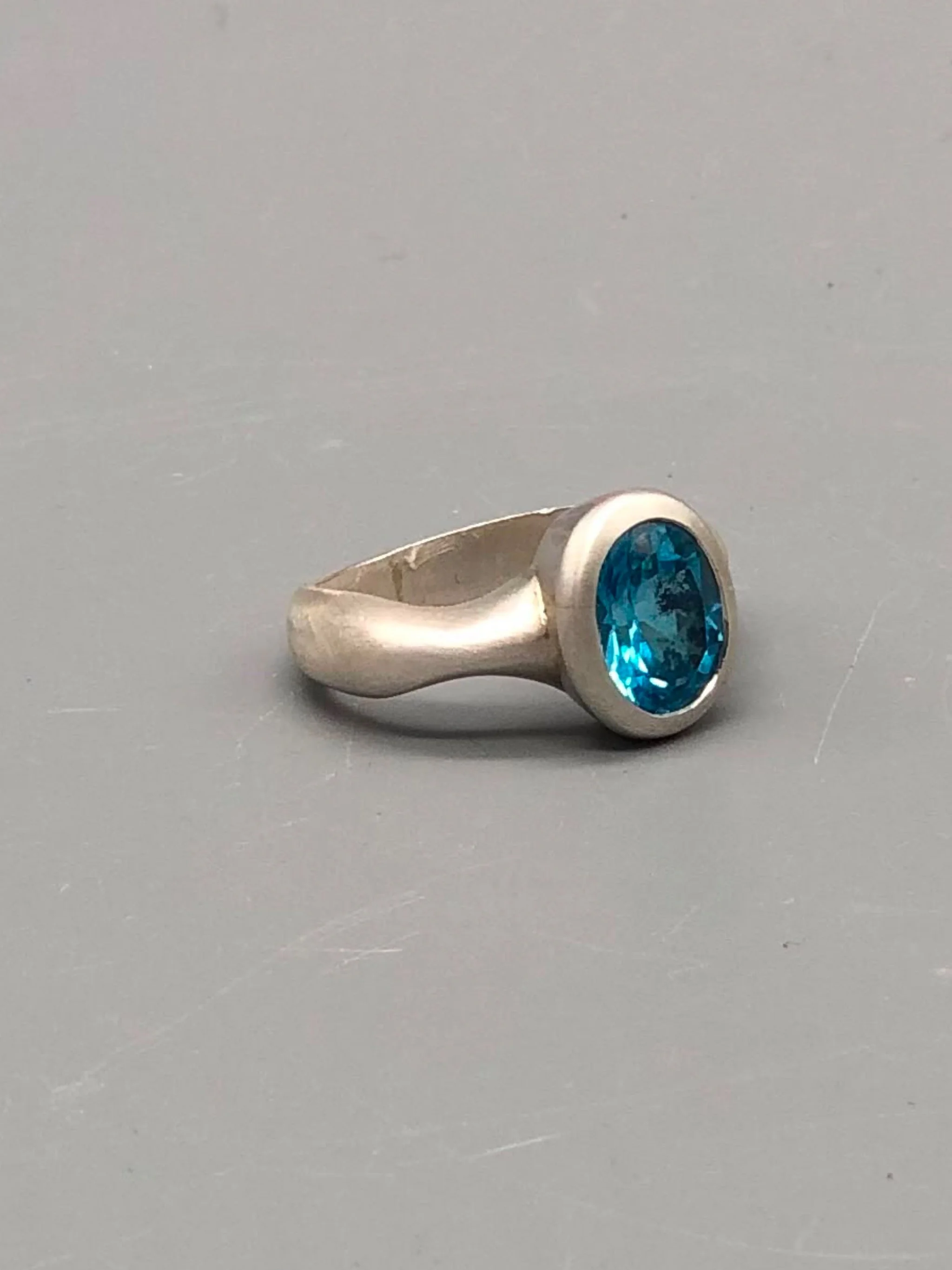 Blue in White ring with blue topaz and silver, contemporary jewellery from Crepundia’s Colorful collection.