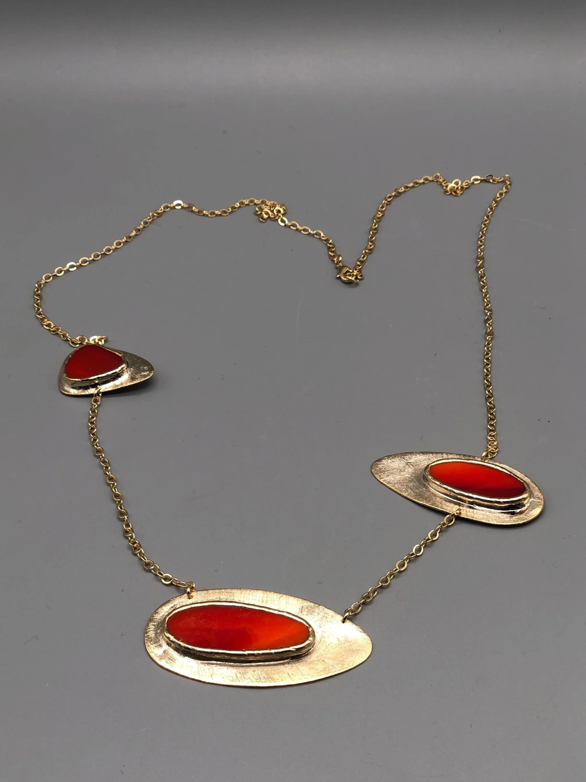 Anni Luce red and gold necklace with Murano glass elements, gold-plated brass contemporary jewelry, Crepundia Gioielli Bologna
