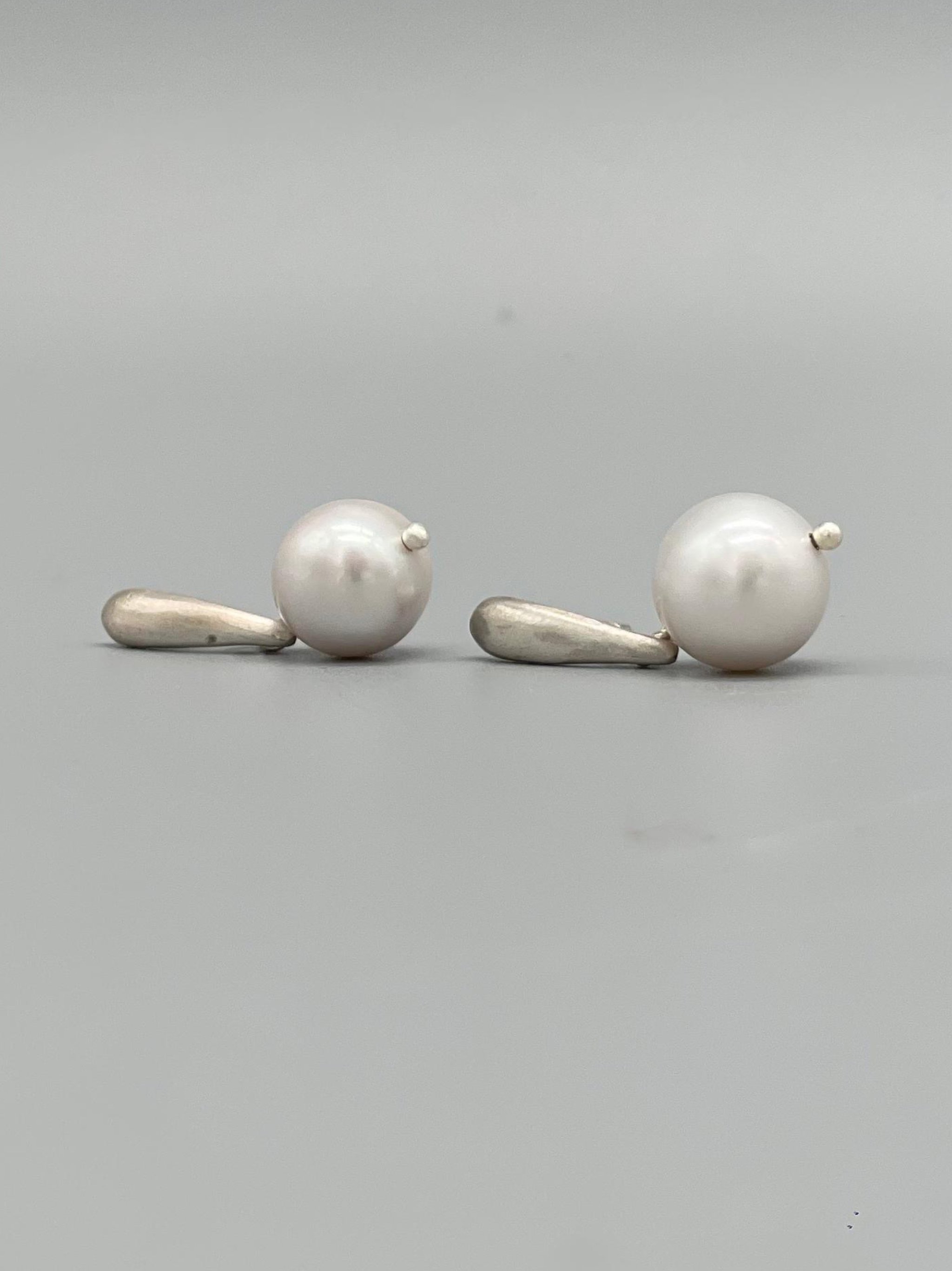 White Pearl Drops Crepundia in argento con perle bianche, design contemporaneo.
