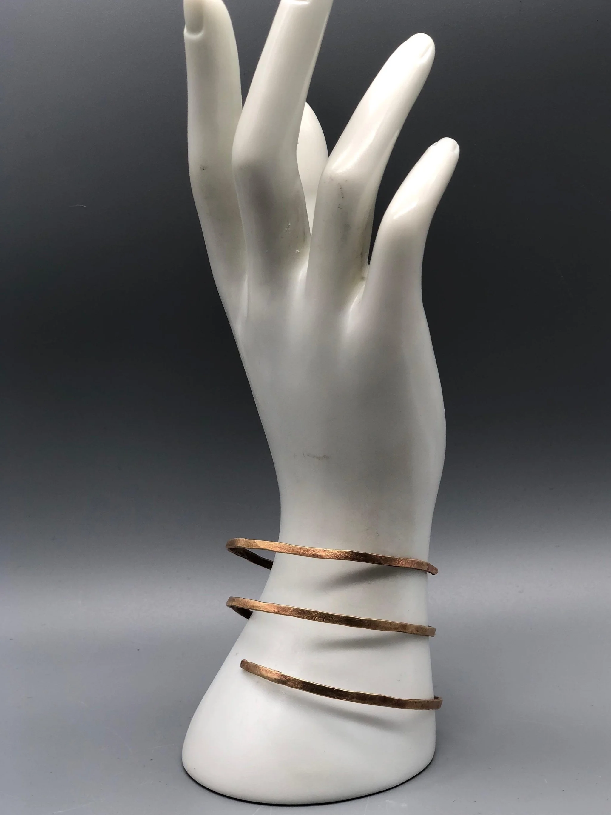 Bracciale Snake in bronzo martellato di Padma per Crepundia Gioielli Bologna