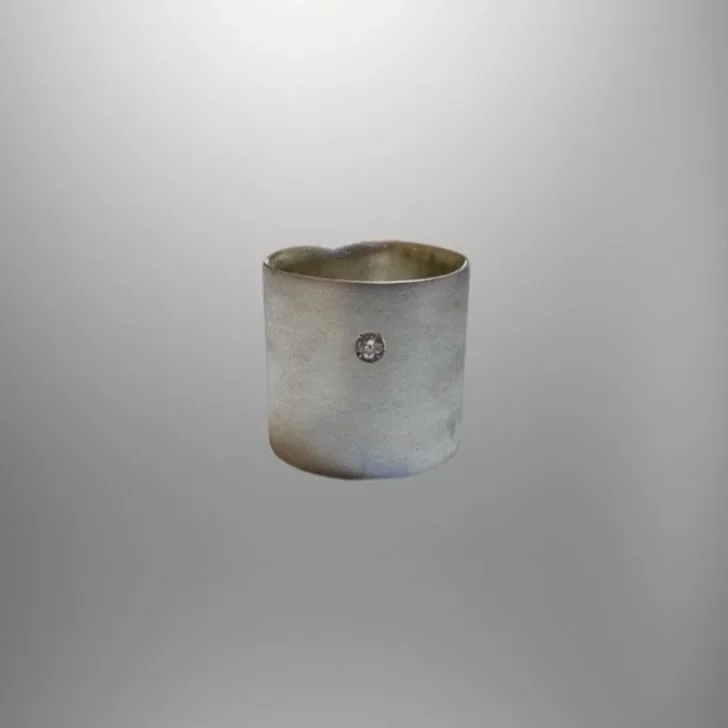 Anello Isi in argento opaco con diamante centrale incastonato – Crepundia Gioielli
