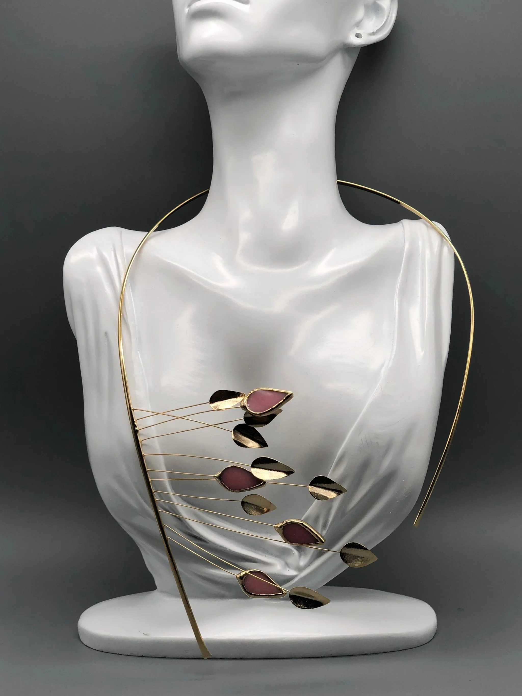 Collana Anni Luce in ottone con bagno in oro giallo 18 carati e vetro di Murano rosa — Crepundia Gioielli Bologna