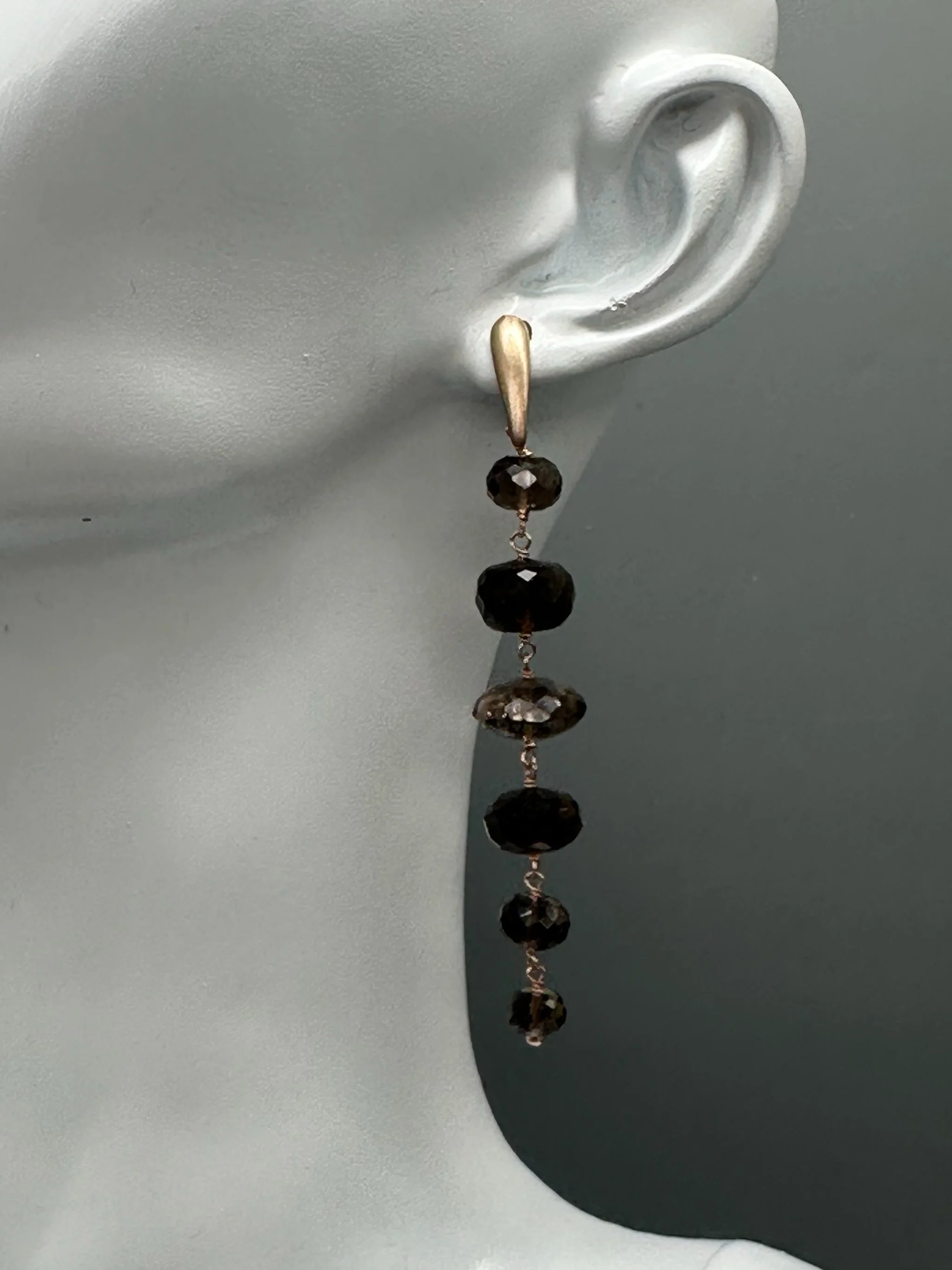 Orecchini Bold Quarzo Fumé con pietre naturali brune sfaccettate disposte in verticale. Bold Smoky Quartz earrings with vertically arranged faceted brown gemstones.