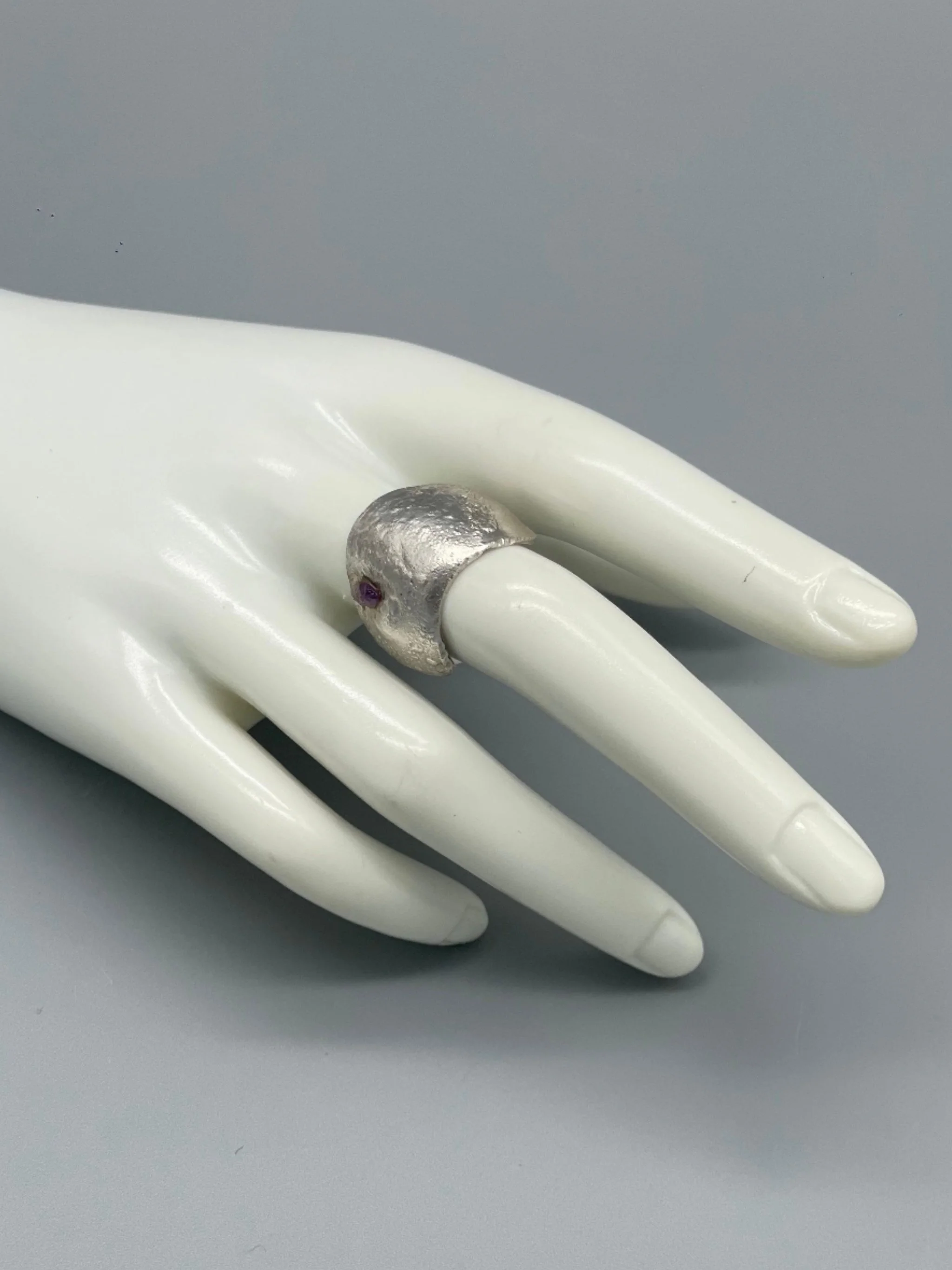 Destello de Amatista by Liz Huberman for Crepundia Gioielli Bologna, matte sterling silver ring with amethyst.