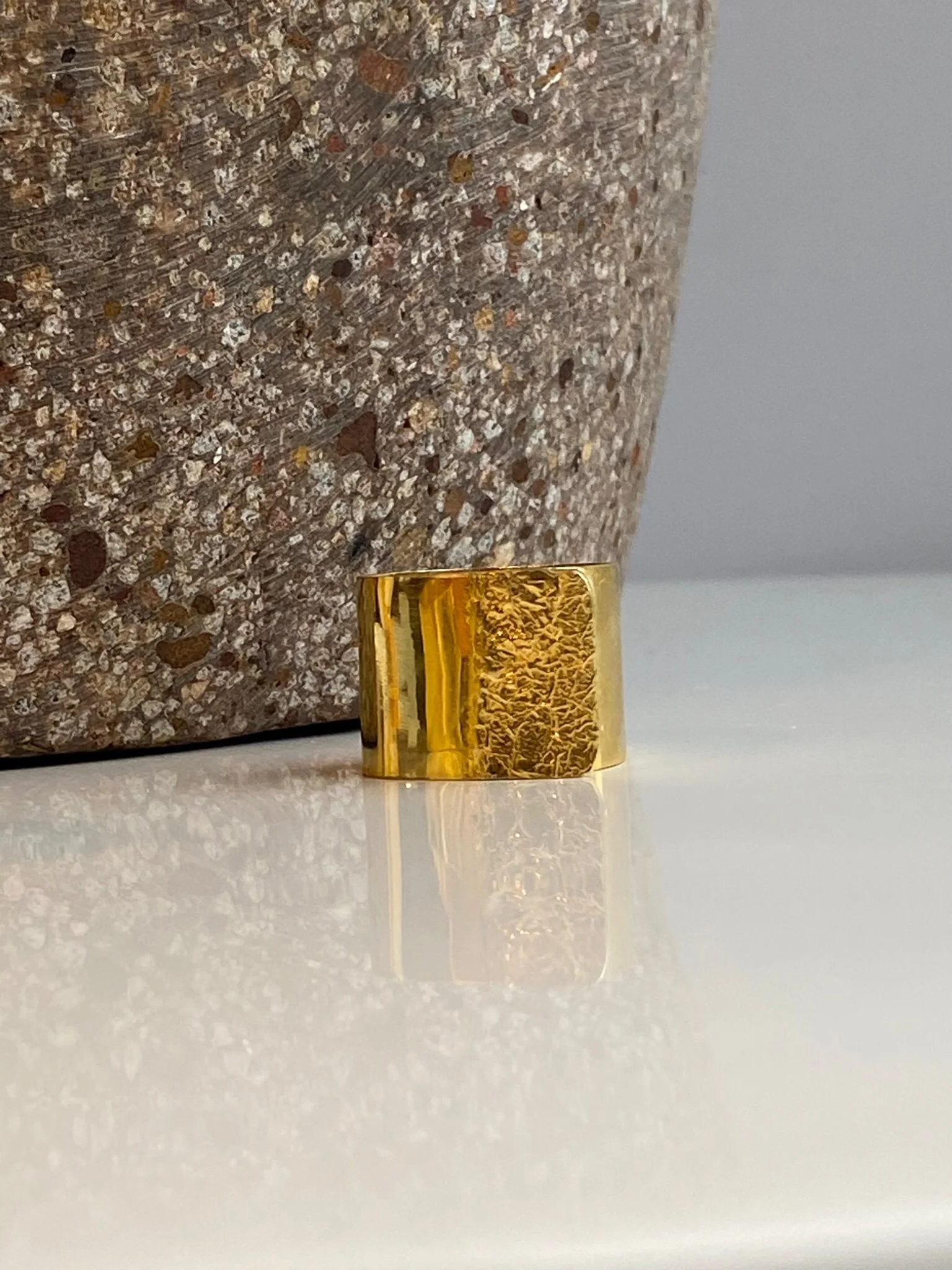 Gold plated silver ring with polished and textured surface, sculptural design — HoAsen Jewelry by Tiziana Scalzo — Crepundia Bologna, contrast between smooth and raw finish
