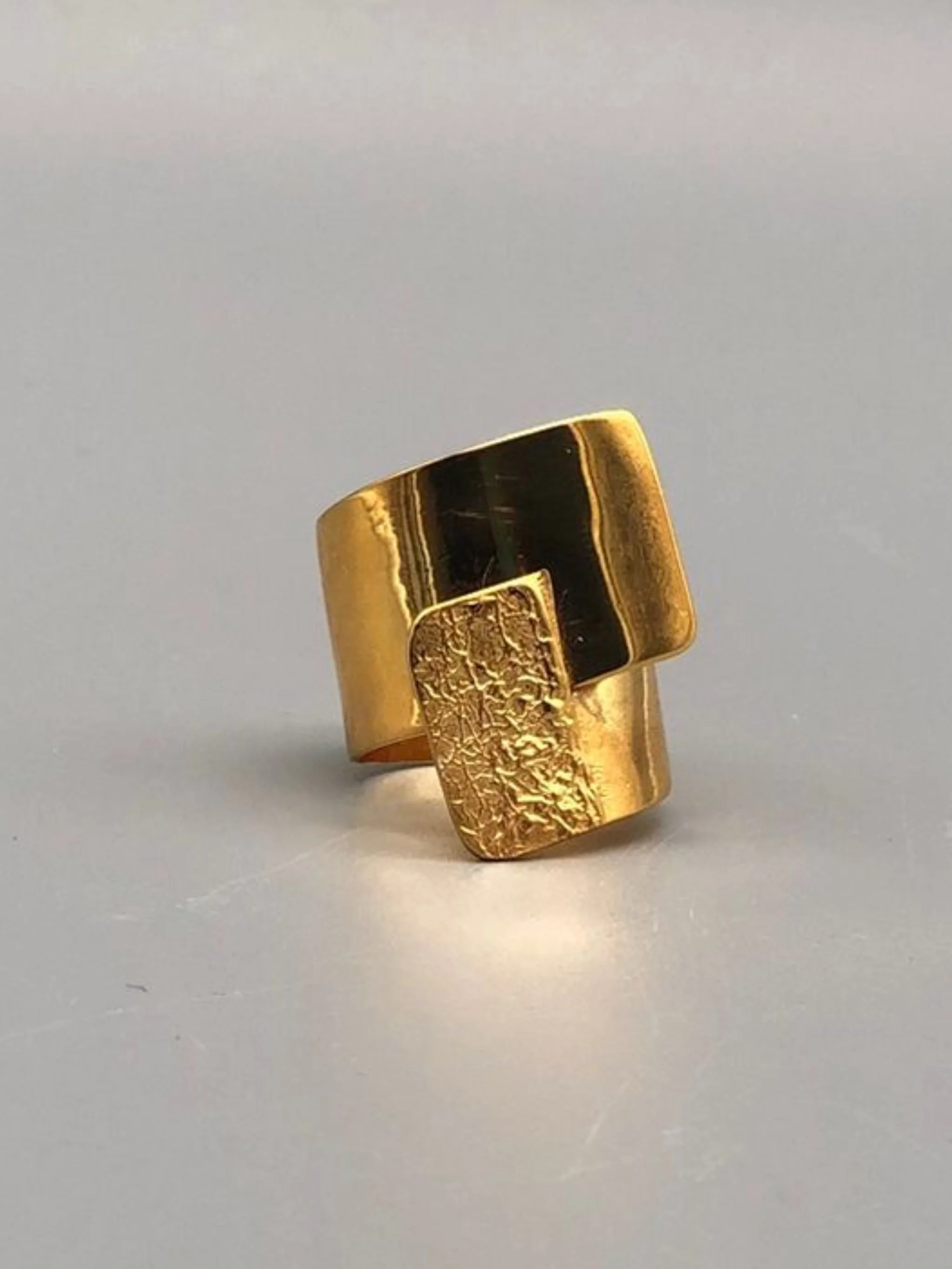 HoAsen Jewelry gold-plated sterling silver statement ring with layered geometric surfaces — Crepundia Gioielli Bologna