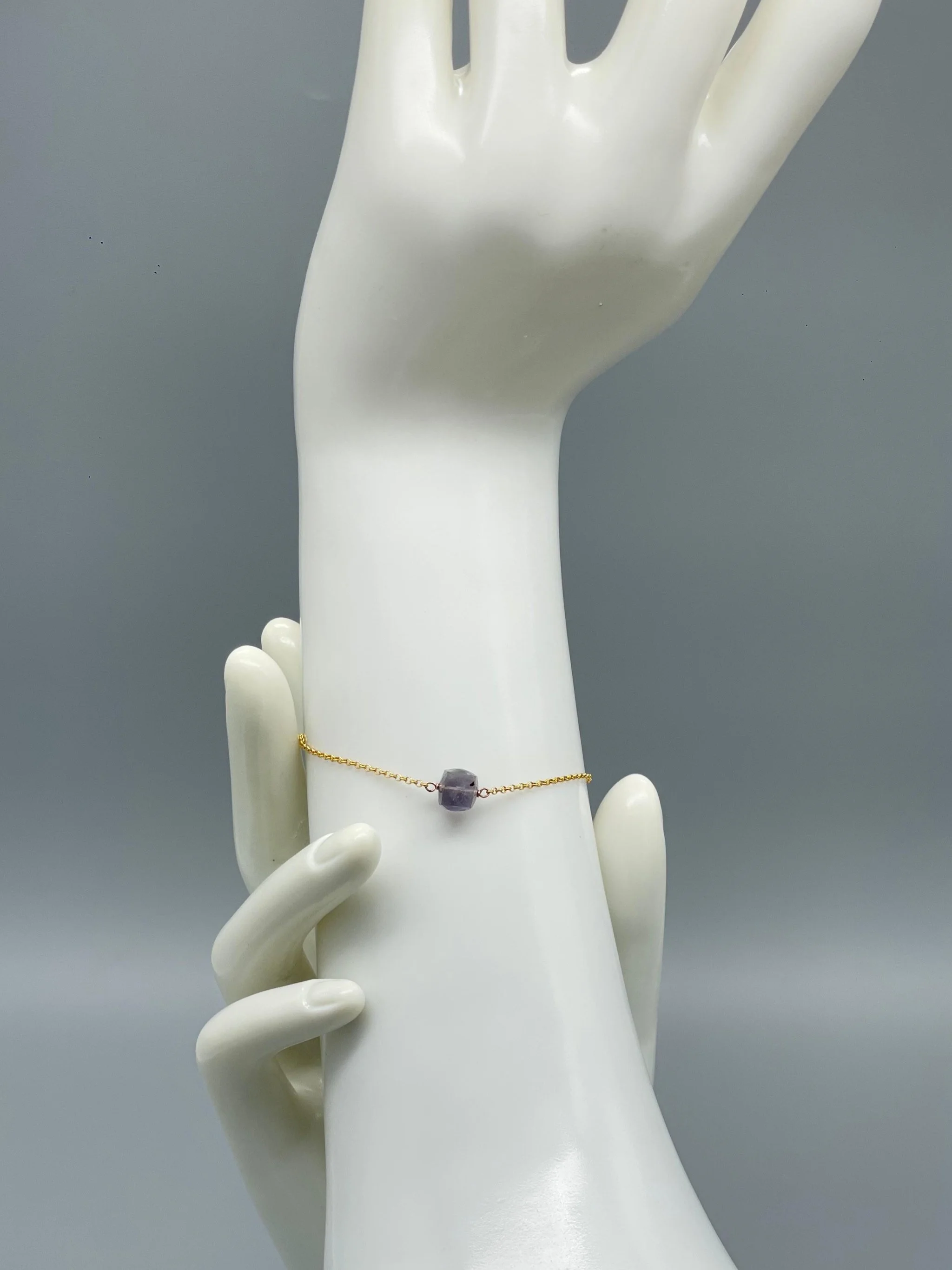 Labradorite Dot Crepundia in argento dorato e labradorite, design contemporaneo.