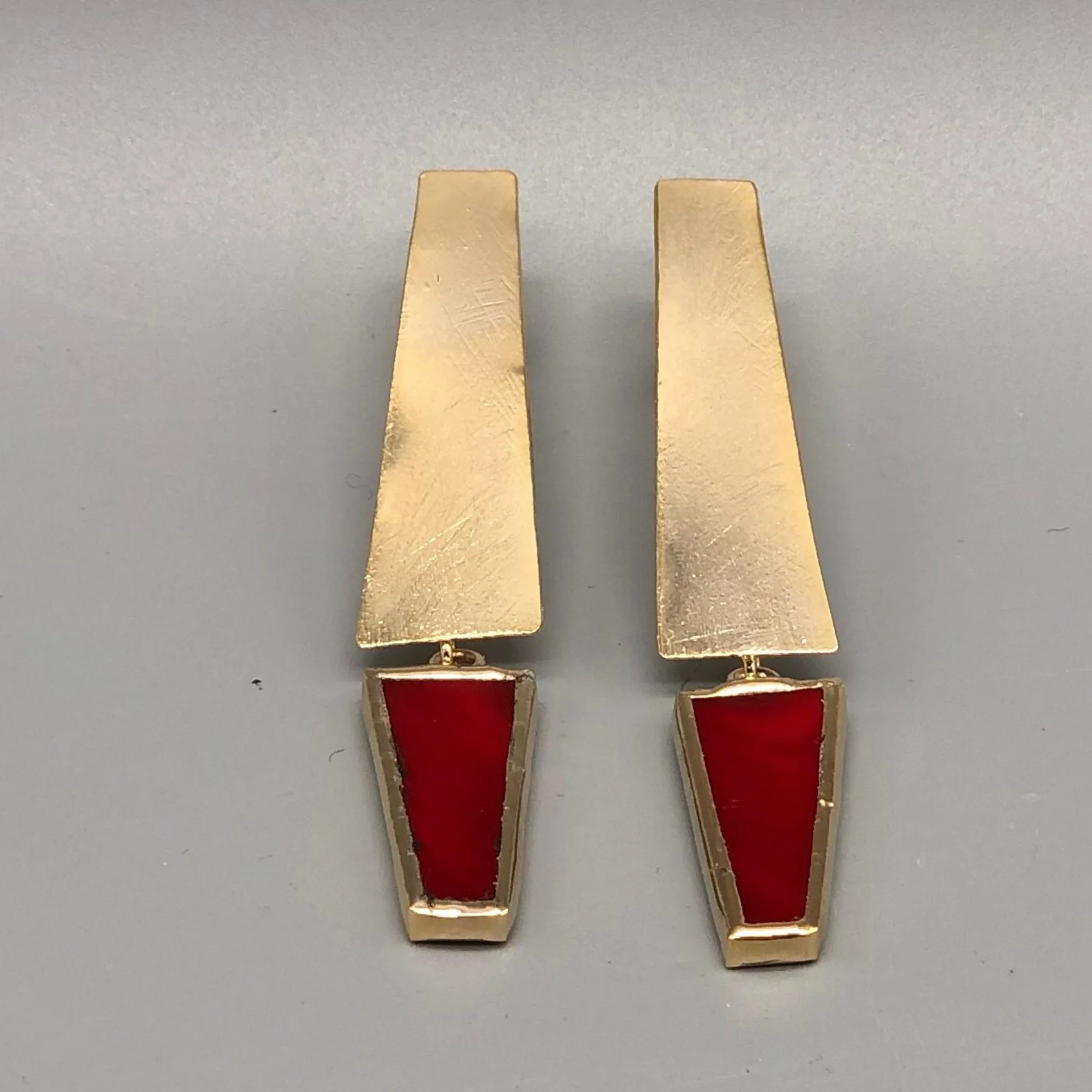 Anni Luce earrings in gold-toned metal with red glass inserts, contemporary jewelry Crepundia Gioielli Bologna
Orecchini Anni Luce in metallo dorato con inserti in vetro rosso, gioielli contemporanei Crepundia Gioielli Bologna