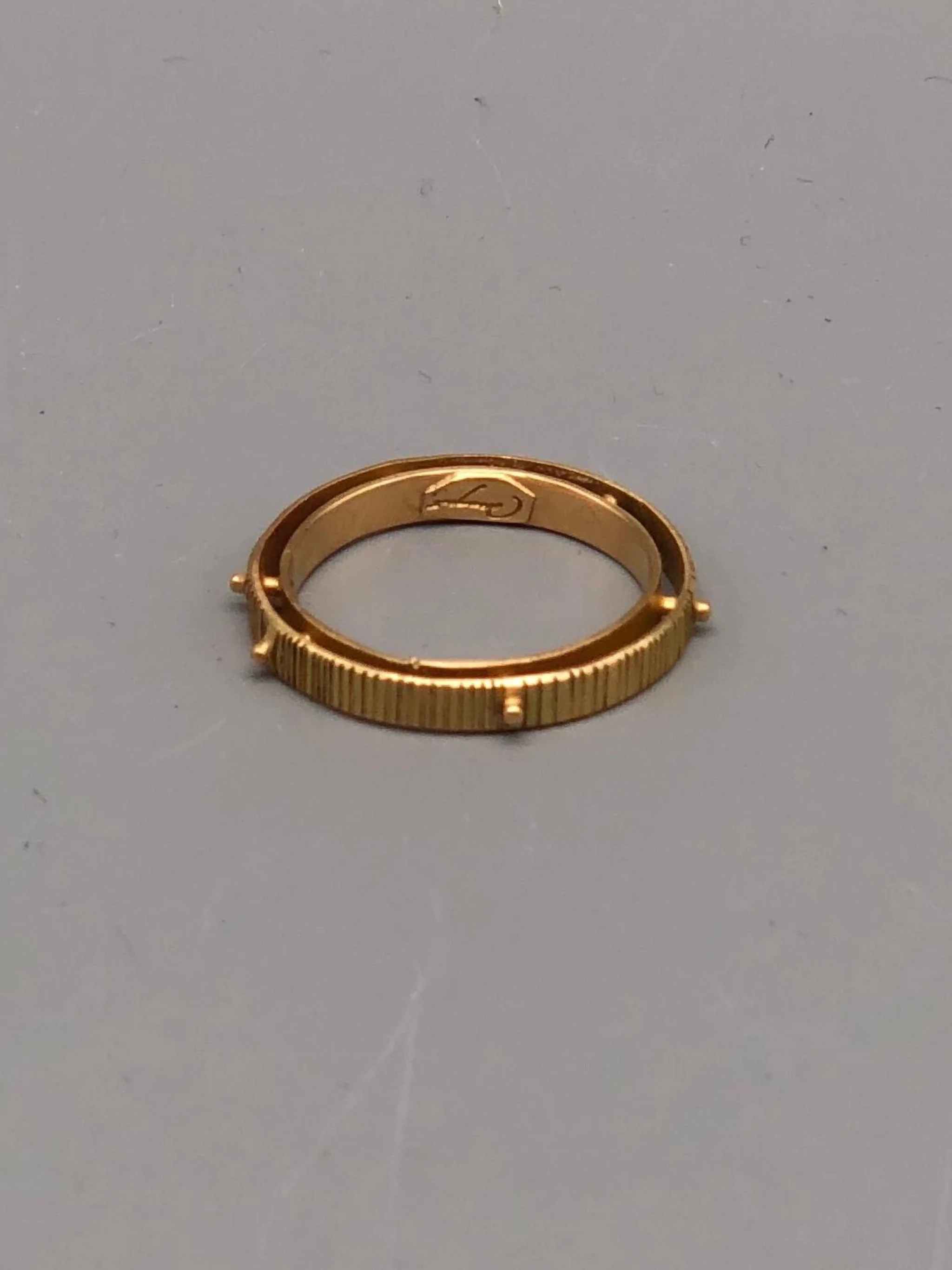 Rosario textured gold ring by Marco Mangàni – Crepundia Gioielli Bologna